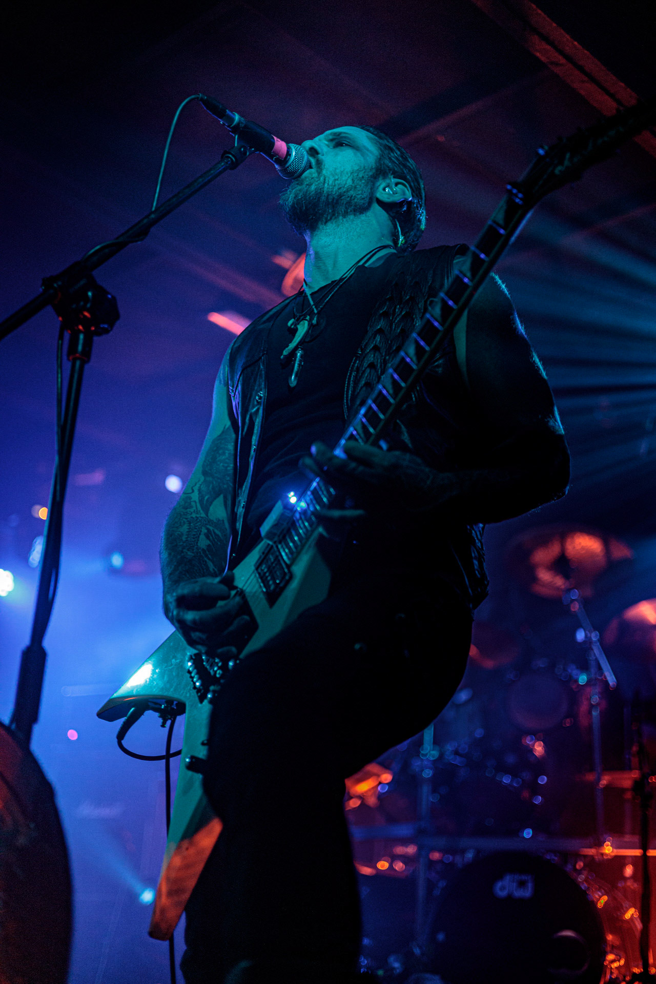 21.10.2022 𝗪𝗢𝗟𝗩𝗘𝗦 𝗜𝗡 𝗧𝗛𝗘 𝗧𝗛𝗥𝗢𝗡𝗘 𝗥𝗢𝗢𝗠 - klimatyczny black metal,  zespół braci Nathana i Aarona Weaverow. Powstal w 2002 roku w Olympia w stanie Waszyngton.  W amerykanskim sercu natury, gor, lasow i jezior, przyroda przeklada sie na atmosfere muzyki WITTR, w ktorej poza blackowymi, jest miejsce na elementy transowe i ambientowe. Wolves In The Throne Room gra bez makijazy, bez kapturow i masek, przy swietle plomieni, co tworzy aure swoistego muzycznego rytualu. Nathan Weaver – guitar, lead vocals,Aaron Weaver – drums, bass, synthesizers,Kody Keyworth – guitar, vocals, Produkcja Knock Out Productions,fot. Andrzej Wasilkiewicz/Reporter