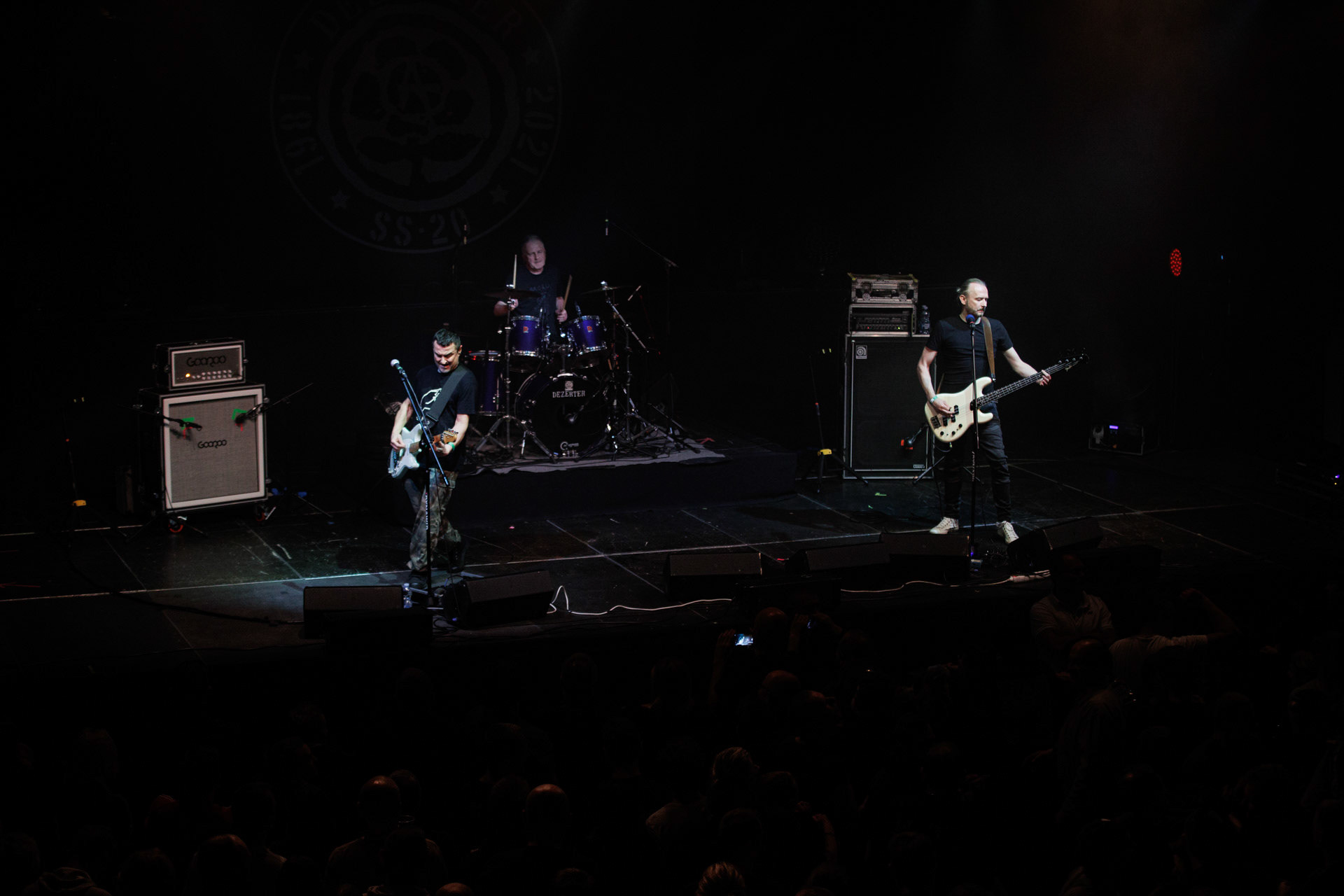 16.11.2021 Dezerter - 40 lecie,koncert Warszawa Palladium. N/z Robert Robal Matera gitara, N/z Krzysiek Grabowski perkusja,N/zJacek Chrzanowski bass, Dezerter, SS20, Punk, Punkrock, hardcore, rock.fot. Andrzej Wasilkiewicz/REPORTER