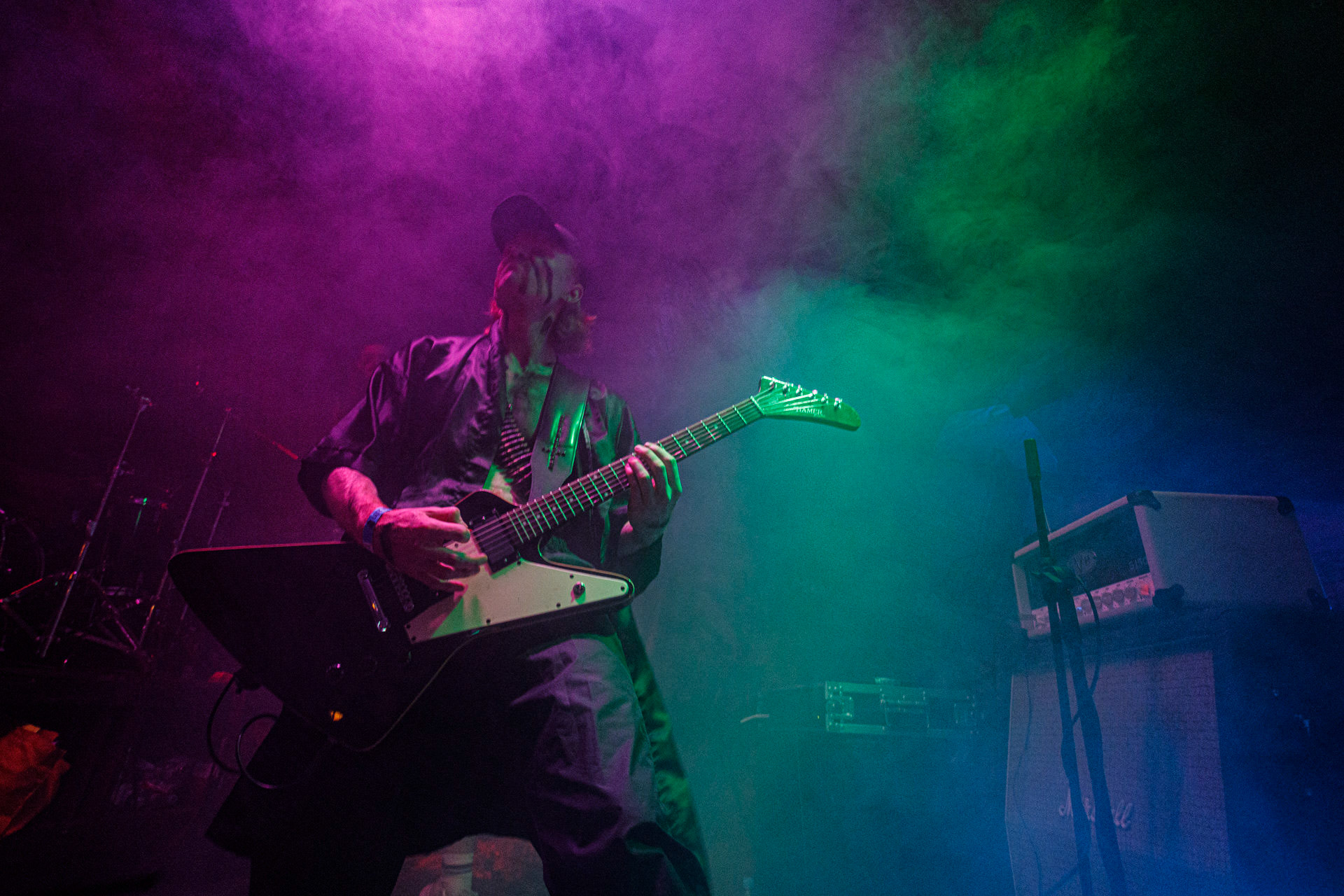 TRUCHŁO STRZYGI (black punk), Gwiezdny Demon - release show,w składzie:Gambit - wokalP. - gitara/wokalAlkatraz - gitara/wokalKaczor - garyMadness - bass/wokalPanass - bass/wokalGolem - nosferatu/wokalCzarownice - tba/wokalChłopaki z baraków polskiego metalu, rozpędzona maszyna do robienia grubego melanżu, gwiezdne trupy, kreatury obrzydlistwa i martwi decydenci podziemia. Prawdopodobnie pierwszy i ostatni raz zagrają całego Demona na żywo, a Ty mordeczko będziesz miał o czym kolegom przy wódce opowiadać.Produkcja Left Hand Soundsfot. Andrzej Wasilkiewicz/kaziq.com