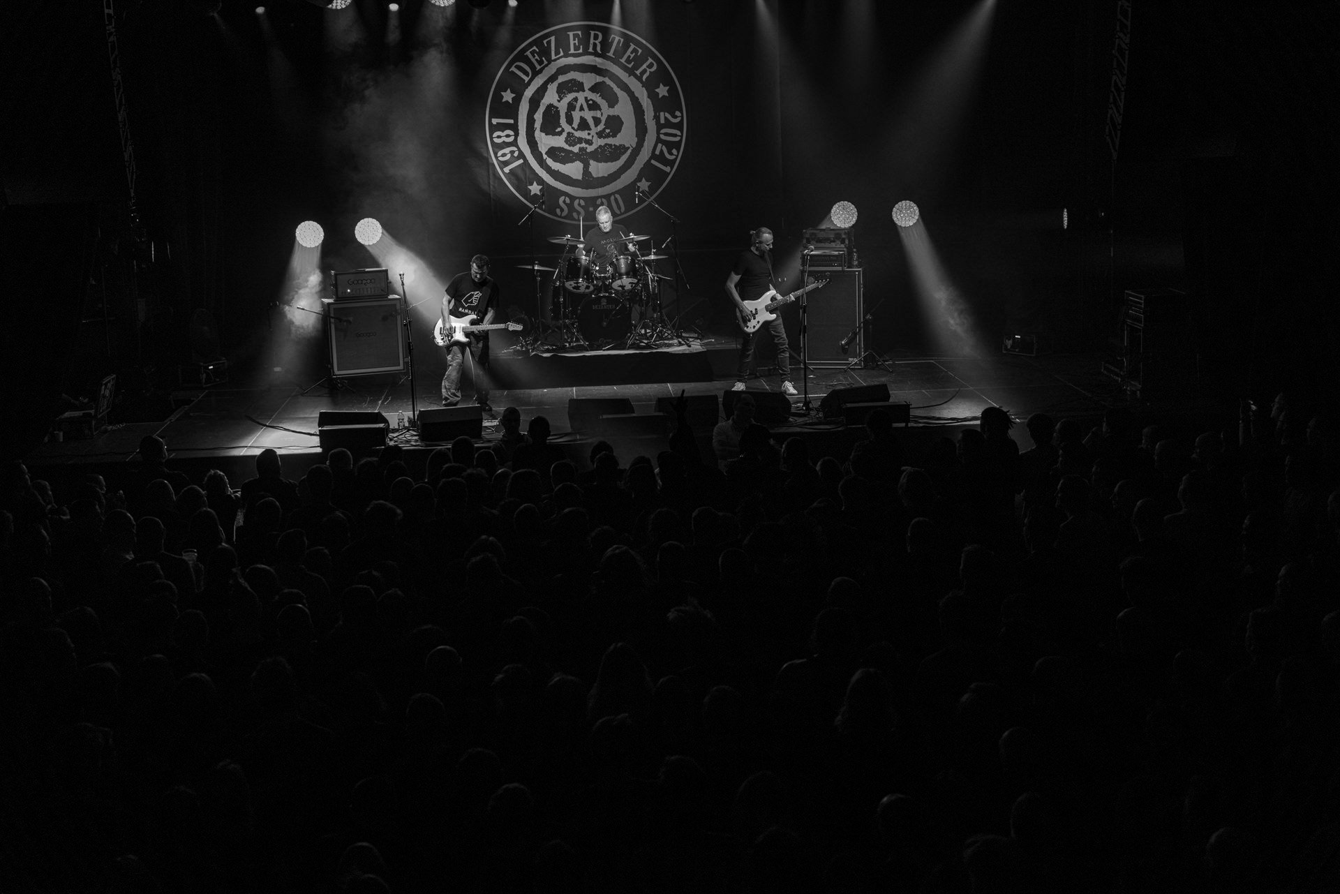 16.11.2021 Dezerter - 40 lecie,koncert Warszawa Palladium. N/z Robert Robal Matera gitara, N/z Krzysiek Grabowski perkusja,N/zJacek Chrzanowski bass, Dezerter, SS20, Punk, Punkrock, hardcore, rock.fot. Andrzej Wasilkiewicz/REPORTER