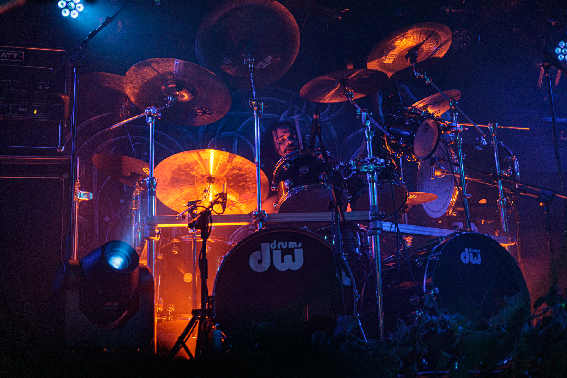 21.10.2022 𝗪𝗢𝗟𝗩𝗘𝗦 𝗜𝗡 𝗧𝗛𝗘 𝗧𝗛𝗥𝗢𝗡𝗘 𝗥𝗢𝗢𝗠 - klimatyczny black metal,  zespół braci Nathana i Aarona Weaverow. Powstal w 2002 roku w Olympia w stanie Waszyngton.  W amerykanskim sercu natury, gor, lasow i jezior, przyroda przeklada sie na atmosfere muzyki WITTR, w ktorej poza blackowymi, jest miejsce na elementy transowe i ambientowe. Wolves In The Throne Room gra bez makijazy, bez kapturow i masek, przy swietle plomieni, co tworzy aure swoistego muzycznego rytualu. Nathan Weaver – guitar, lead vocals,Aaron Weaver – drums, bass, synthesizers,Kody Keyworth – guitar, vocals, Produkcja Knock Out Productions,fot. Andrzej Wasilkiewicz/Reporter