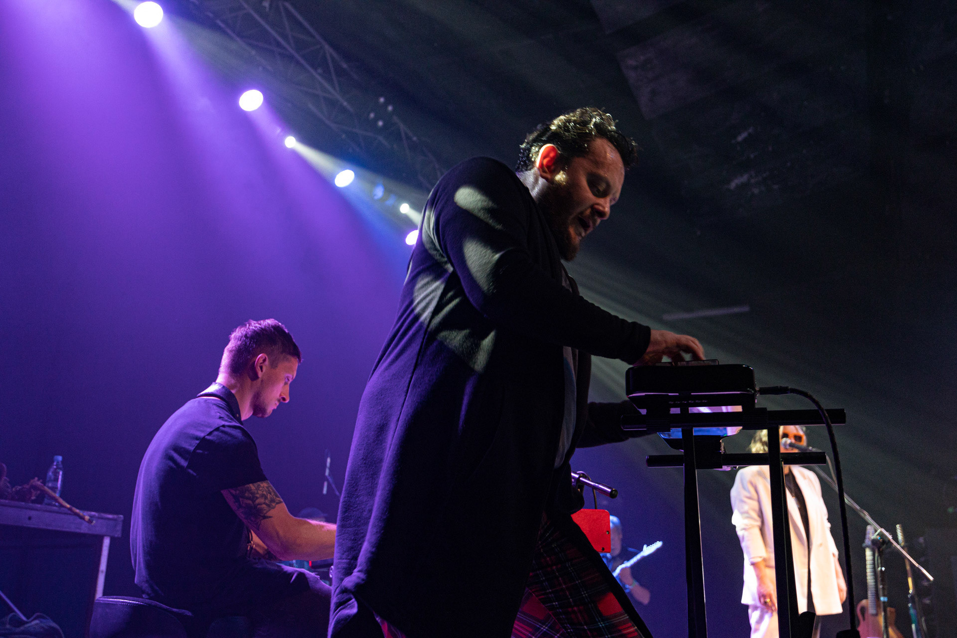 30.08.2022 Fundacja Bezpieczne Niebo wraz z klubem Progresja serdecznie zapraszają na specjalny koncert charytatywny dla Szymona Stankiewicza, który walczy z nowotworem. NiechęćMuzyka Niechęci to jazzowa improwizacja i syntezatorowe brzmienia, które swobodnie przeplatają się z wpływami rocka progresywnego oraz muzyki filmowej. W ich kompozycjach snuje się niezwykle osobista opowieść – mroczna choć nastrojowa, agresywna acz pełna elegancji. Jazgotliwy odjazd rejestrowany ,,na setkę” i zapięty w kaftan najwyższej klasy produkcji studyjnej.Niechęć zagrała setki koncertów w kraju i zagranicą, w tym wystąpiła na wielu znaczących festiwalach: Colours of Ostrava (Czechy), Open’er Festival, Tauron Nowa Muzyka, Copenhagen Jazz Festival (Dania) czy Glimps Festival (Belgia).  Organizacja Progresja i Fundacja Bezpieczne Niebo. fot. Andrzej Wasilkiewicz/kaziq.com