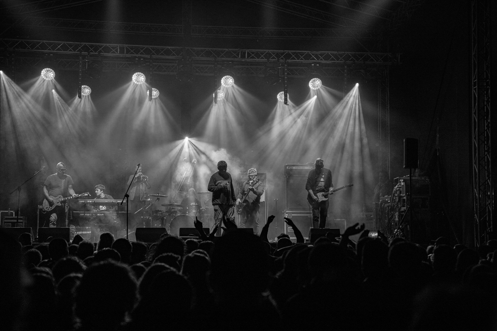 KULT - koncert w ramach Pomaranczowej Trasy 2020 - MUZYCZNA SYRENKA. 9 pazdziernika 2020, Warszawa, Stadion Syrenki. Kazik Staszewski wokal,Wojciech Jabłonski gitara,Piotr Morawiec gitara,Ireneusz Werenski bas,Tomasz Goehs perkusja,Konrad Wantrych klawisze,Janusz Zdunek trabka,Mariusz Godzina saksofony,Jarosław Wazny puzon,Rock, rock progresywny, rock alternatywny, punk, nowa fala.fot. Andrzej kaziq Wasilkiewicz/Reporter