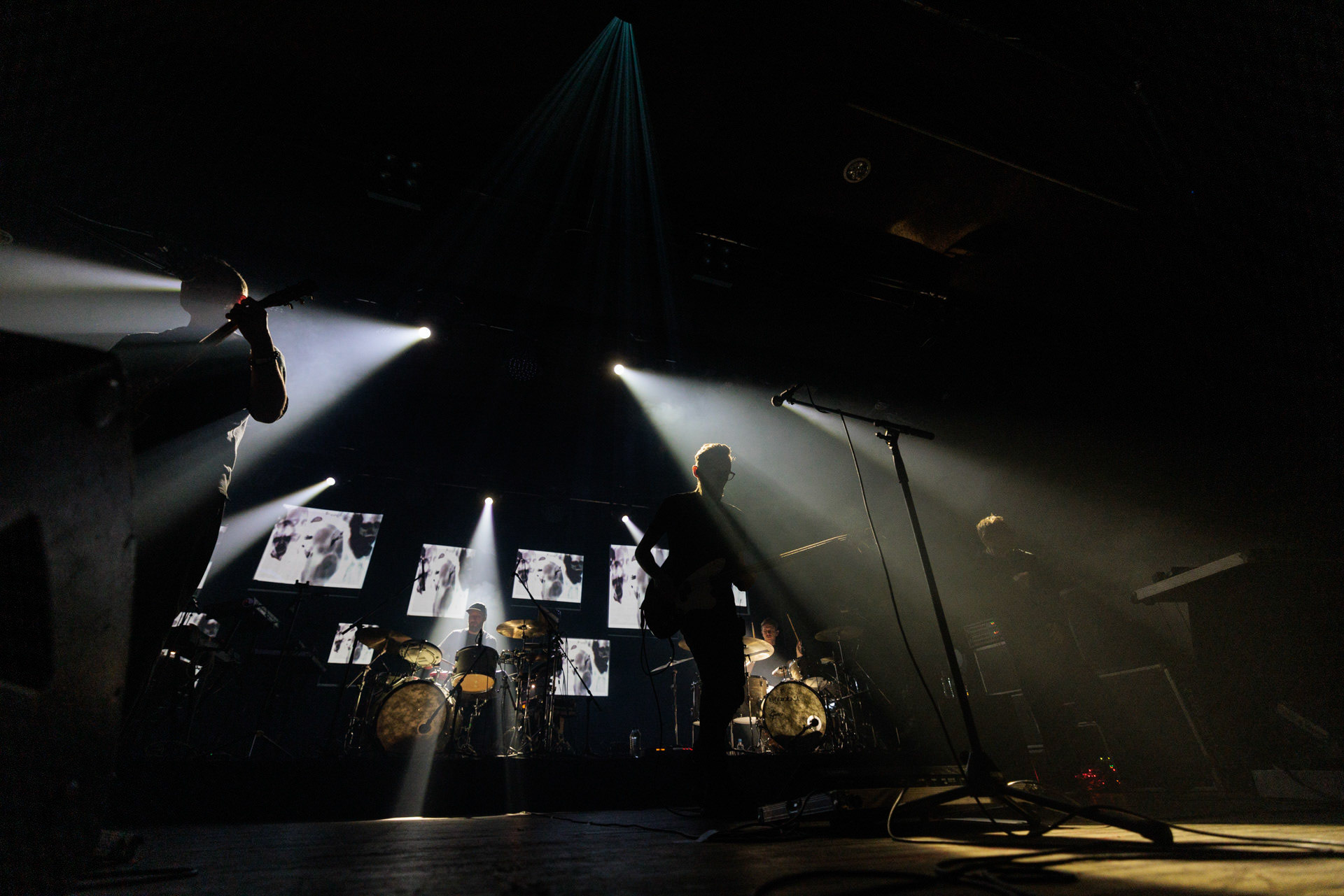 Lao Che - „Trasa Pozegnalna - No to Che”  17.11.2021 Warszawa klub Stodola.n/z Hubert „Spiety” Dobaczewski – wokal, gitara rytmiczna,n/z Rafal „Zubr” Borycki – gitara basowa,n/z Maciek „Trocki” Dzierzanowski – instrumenty perkusyjne,rock alternatywny, crossover, rock, metal, folk, piosenka aktorska, elektro, słuchowisko,fot. Andrzej Wasilkiewicz/REPORTER