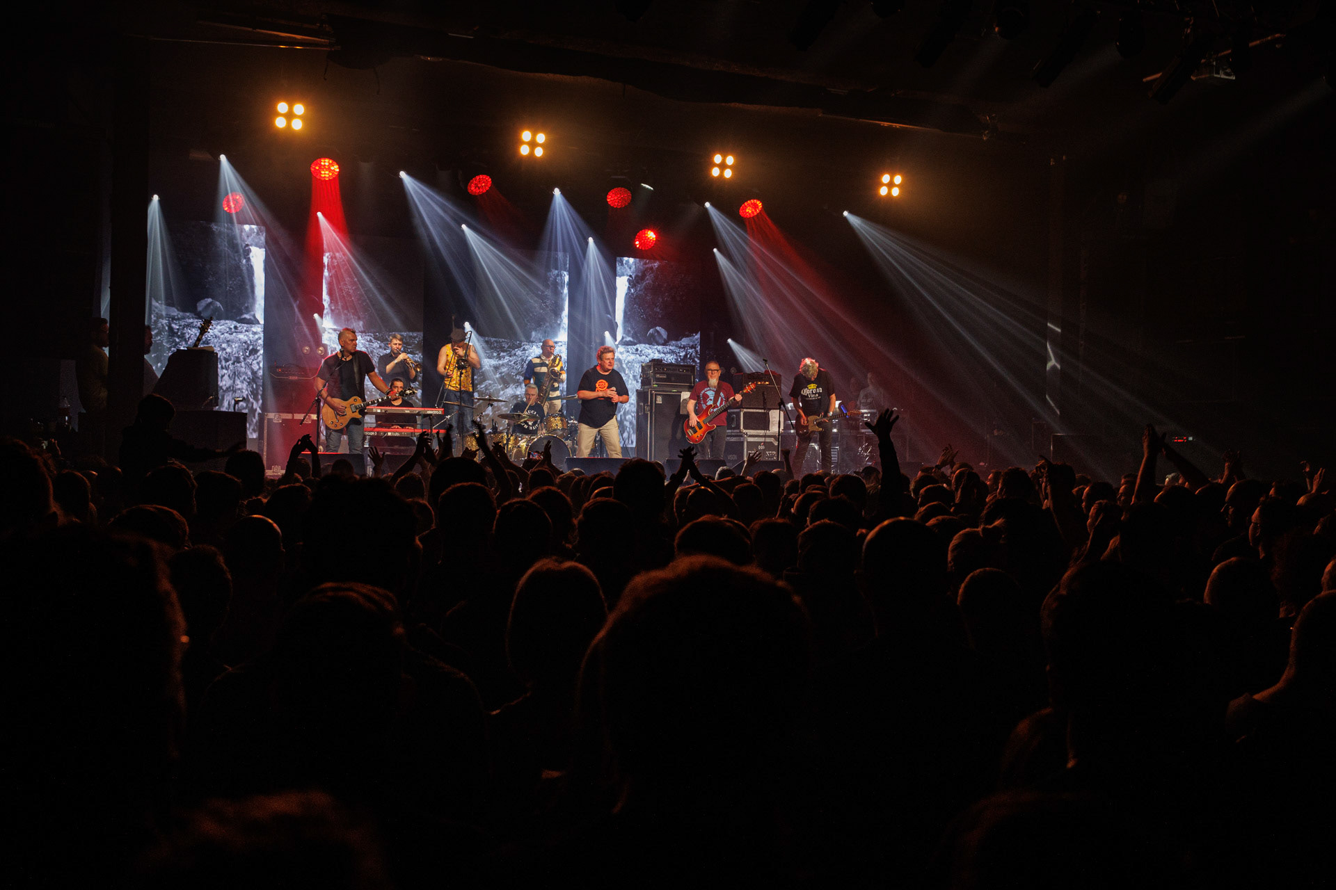 15.01.2022 KULT - koncert Pomaranczowa Trasa 2021/2022 - Warszawa Stodoła, Kult konczy w doskonalej formie przeniesiony z jesieni ostatni koncert Pomaranczowej Trasy 2021, publicznosc nie zawiodla, pelna sala.   n/z Tomasz Goehs perkusja,Rock, rock progresywny, rock alternatywny, punk, nowa fala, polski rock.fot. Andrzej kaziq Wasilkiewicz/Reporter