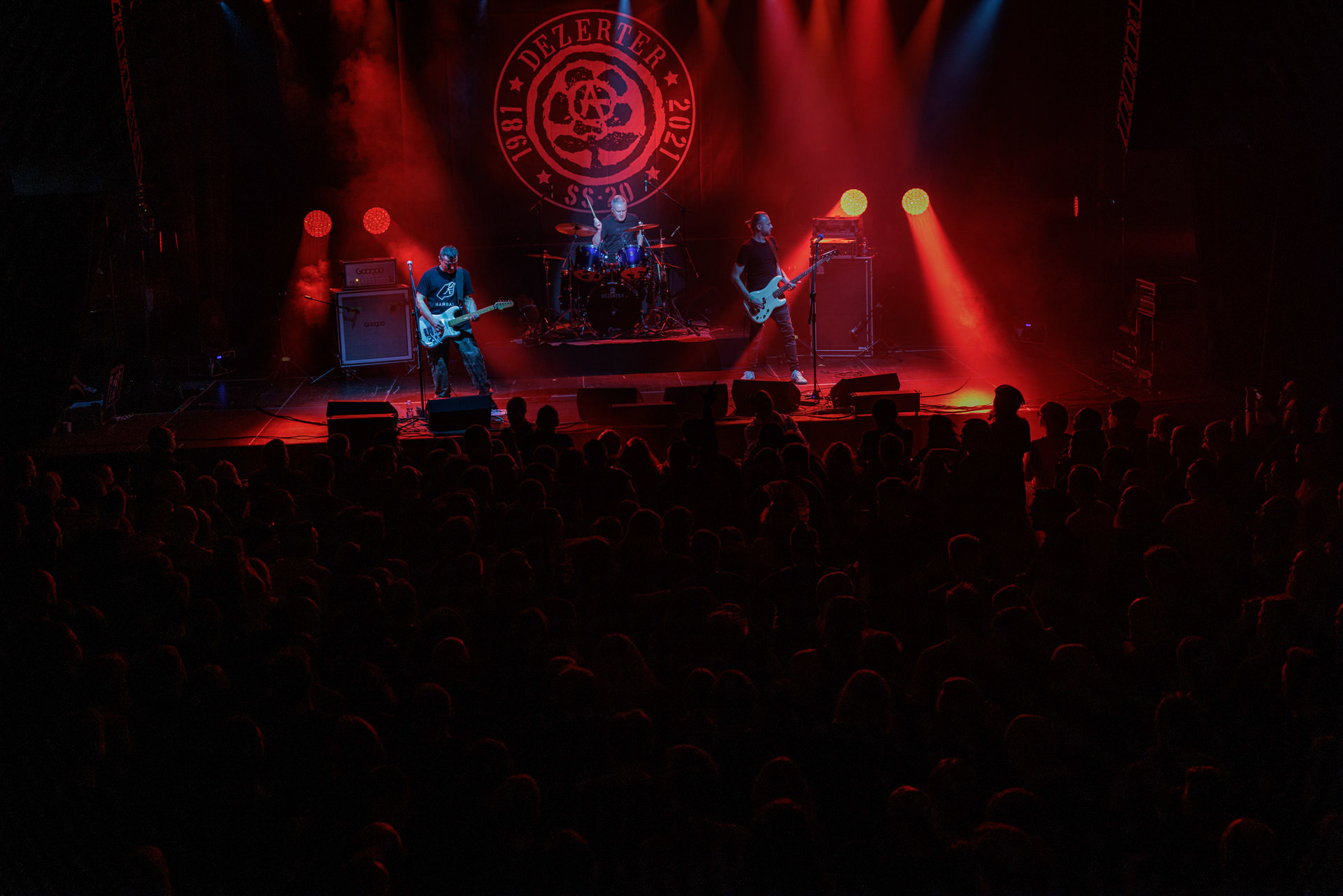 16.11.2021 Dezerter - 40 lecie,koncert Warszawa Palladium. N/z Robert Robal Matera gitara, N/z Krzysiek Grabowski perkusja,N/zJacek Chrzanowski bass, Dezerter, SS20, Punk, Punkrock, hardcore, rock.fot. Andrzej Wasilkiewicz/REPORTER