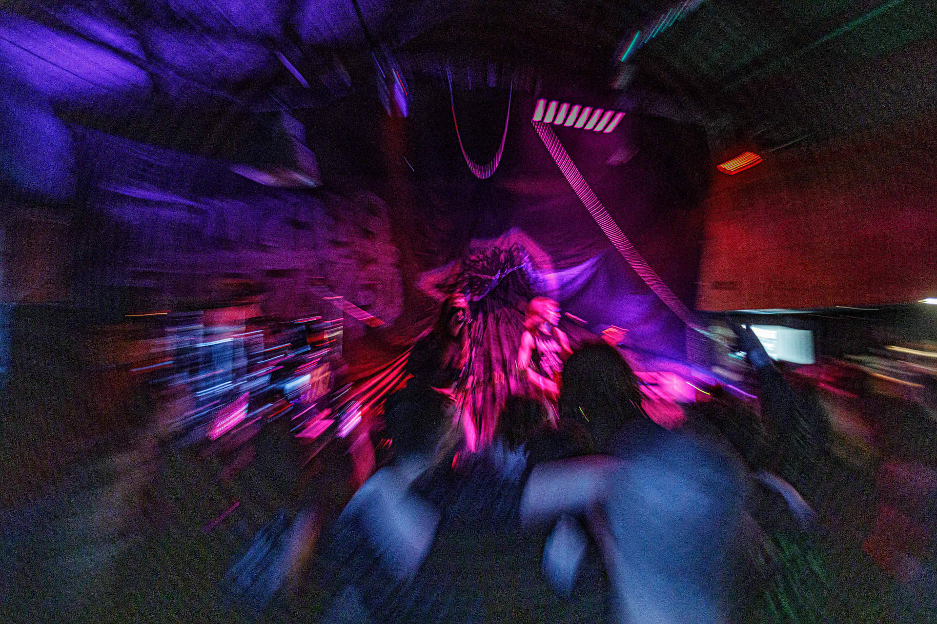 WIELKI MROK (mistyczny black, czarny punk)w składzie:Piącha - bas Czacha - perkusja Szrama - gitara i wokalLokalni wyjadacze od tanich gitar. Maanam dla fanów TANK. Watain dla fanów Budki Suflera. Piją, palą, konia walą i mają w dupie. Czyli tak jak my wszyscy.Produkcja Left Hand Soundsfot. Andrzej Wasilkiewicz/kaziq.com