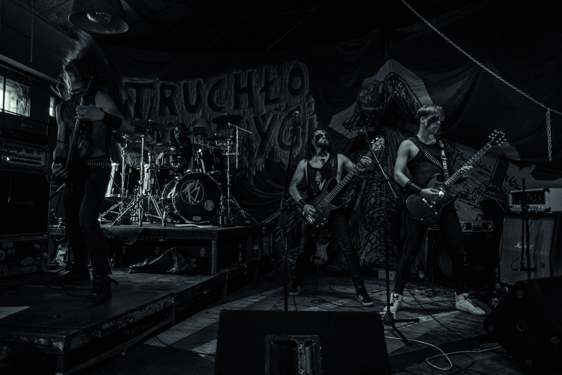 BAGNO (oldschool black/death)w składzie:Krzysiek - wokalKuba - gitaraThrasher - gitara Kacper - bassMaciek - garyDestrukcja i zgnilizna, wszystko czego nie chcesz usłyszeć a i tak się pojawisz, Druga fala dobrej muzy z Rzeszowa, bo pierwsza skończyła się w latach 90.Produkcja Left Hand Soundsfot. Andrzej Wasilkiewicz/kaziq.com