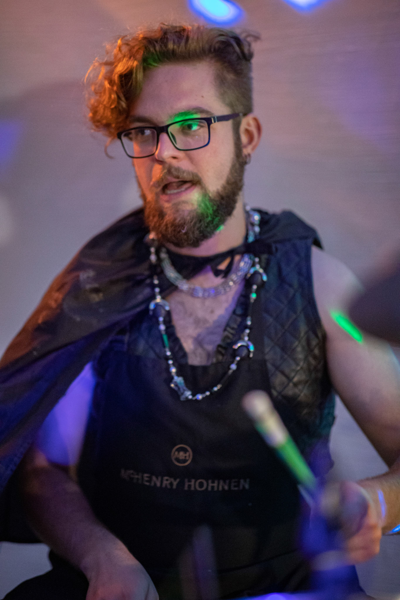 The Novorodkens, koncert w Warszawie, Dj Szneptuch – szczebiot czołowy, bas, chórki, sample, batuta i szpicrutaMagister Hitler – bas, wokaliza, chórki, gitara rytmiczna, najebkaDoktor PajHIVo – bębny, bongosy, gitara solowa, umiejętności wokalne, chórkiProfesor Gówniarz – lewizna wokalna, zwięzła i chóralna, wyprowadzanie ciosówProdziekan Pinglarz – uprawomocniony głos ścisły tudzież kantor, cytaty z brewiarzaInżynier Królewicz – gitara rytmiczna, solowa, przypowieści, świergoty i treleDocent Niedziwara – melodyka, chórki, kwilenia i jęki, odczynianie uroków, gusłaMrówka - perkusja,Hacrmistrz Gruczoł – walka z upośledzeniem, choreografia i obsługa gastronomiczna