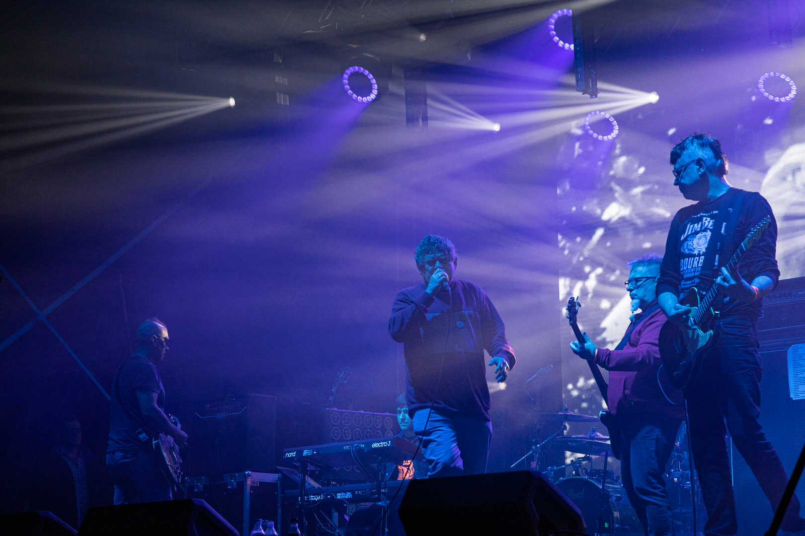 KULT - koncert w ramach Pomaranczowej Trasy 2020 - MUZYCZNA SYRENKA. 9 pazdziernika 2020, Warszawa, Stadion Syrenki. n/z. Kazik Staszewski wokal,n/z. Wojciech Jabłonski gitara,n/z.  Piotr Morawiec gitara,n/z. Ireneusz Werenski bas,Rock, rock progresywny, rock alternatywny, punk, nowa fala.fot. Andrzej kaziq Wasilkiewicz/Reporter