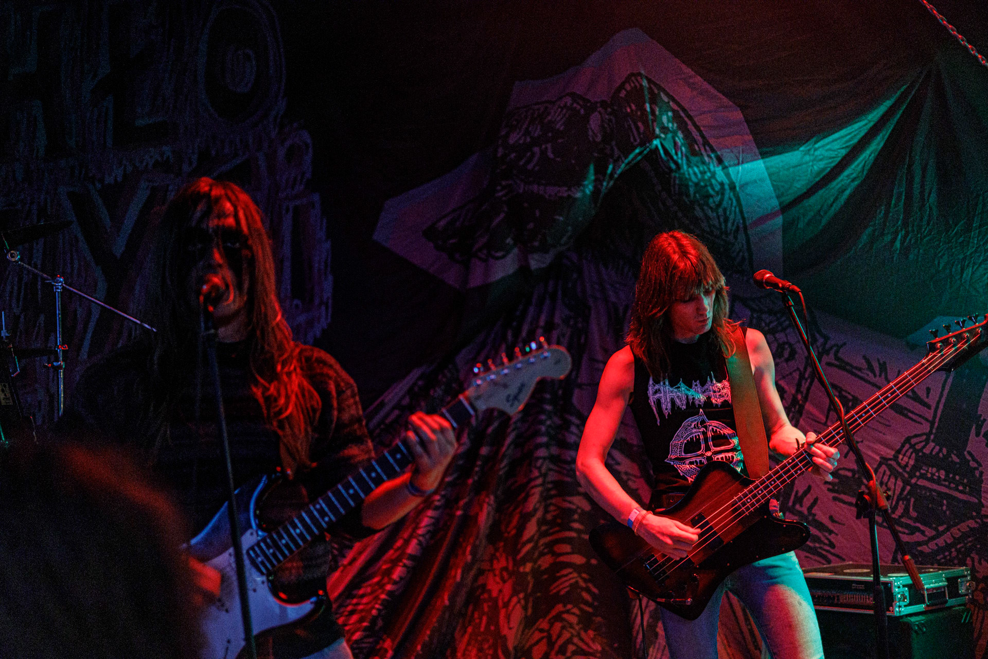 WIELKI MROK (mistyczny black, czarny punk)w składzie:Piącha - bas Czacha - perkusja Szrama - gitara i wokalLokalni wyjadacze od tanich gitar. Maanam dla fanów TANK. Watain dla fanów Budki Suflera. Piją, palą, konia walą i mają w dupie. Czyli tak jak my wszyscy.Produkcja Left Hand Soundsfot. Andrzej Wasilkiewicz/kaziq.com