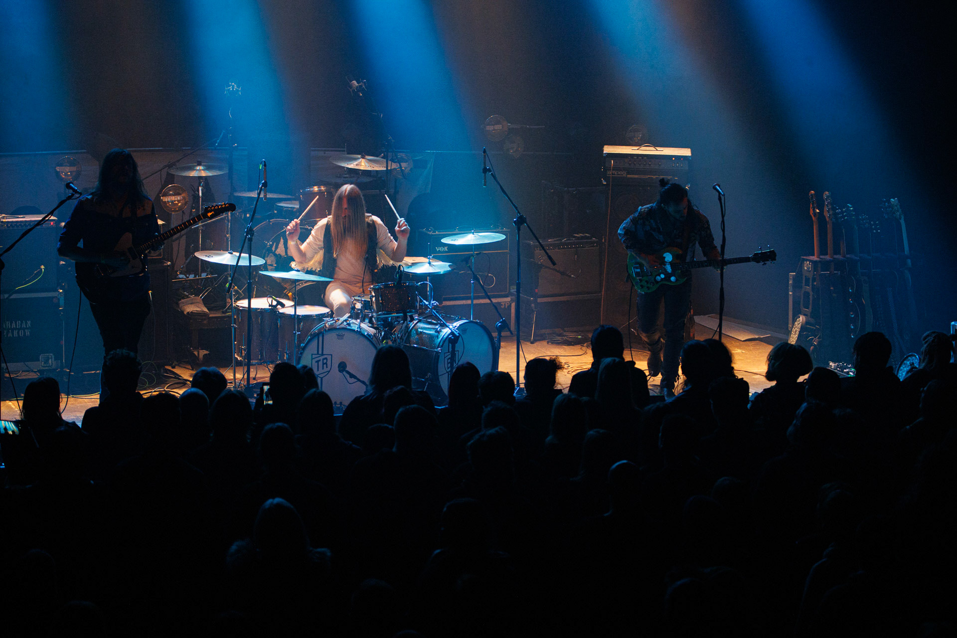 22.01.2022 - Taraban - support Me And That Man, warszawska Progresja.n/z Daniel Suder - wokal, gitara basowa,n/z Maciek Trojanowski - gitara,n/z Kris Gonda - perkusja,Taraban to krakowskie power-trio, bluesa, prog-rocka oraz proto-metal.fot. Andrzej kaziq Wasilkiewicz/Reporter