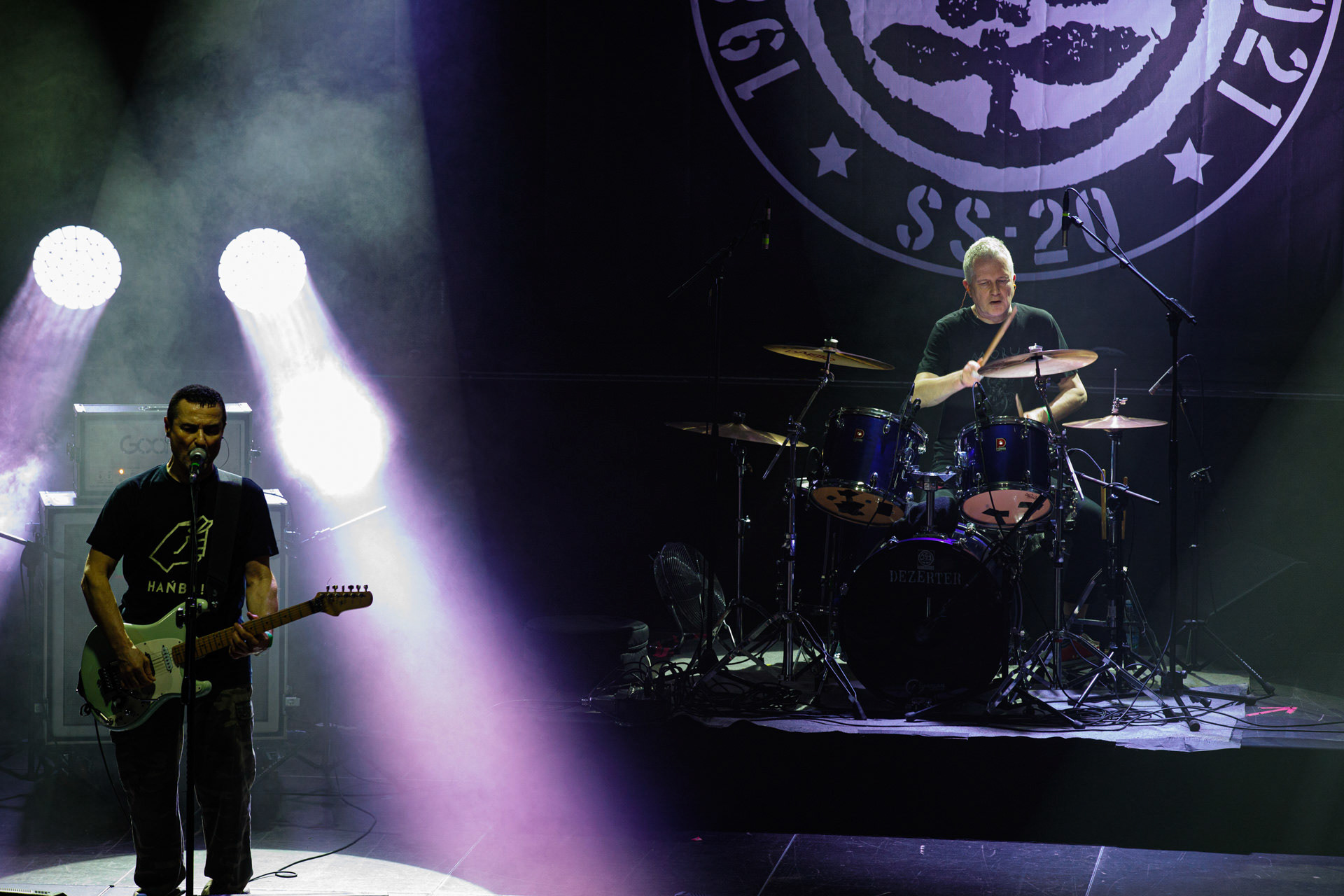 16.11.2021 Dezerter - 40 lecie,koncert Warszawa Palladium. N/z Robert Robal Matera gitara, N/z Krzysiek Grabowski perkusja,Dezerter, SS20, Punk, Punkrock, hardcore, rock.fot. Andrzej Wasilkiewicz/REPORTER