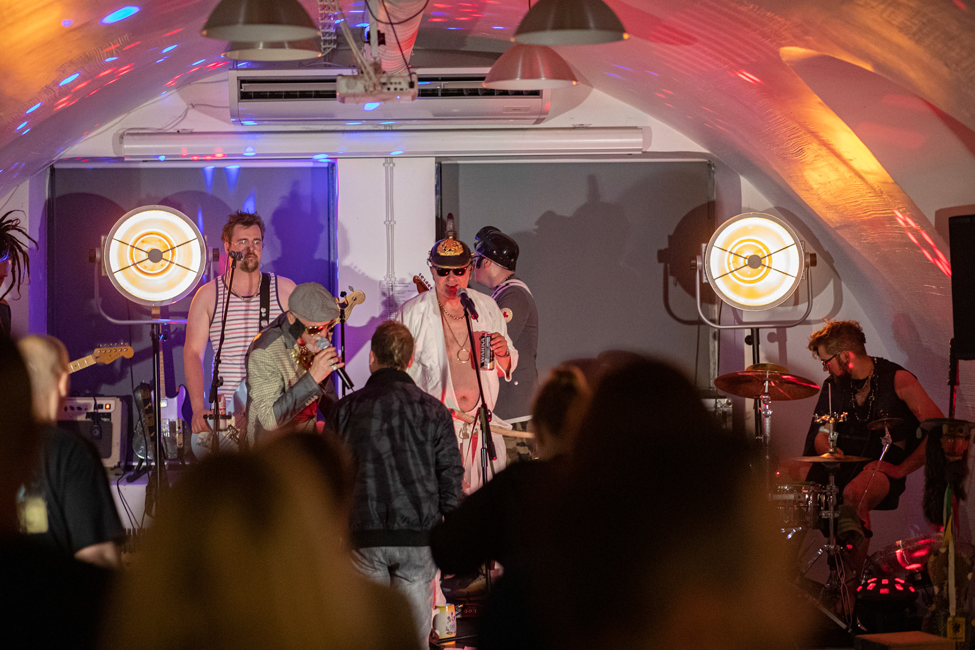 The Novorodkens, koncert w Warszawie, Dj Szneptuch – szczebiot czołowy, bas, chórki, sample, batuta i szpicrutaMagister Hitler – bas, wokaliza, chórki, gitara rytmiczna, najebkaDoktor PajHIVo – bębny, bongosy, gitara solowa, umiejętności wokalne, chórkiProfesor Gówniarz – lewizna wokalna, zwięzła i chóralna, wyprowadzanie ciosówProdziekan Pinglarz – uprawomocniony głos ścisły tudzież kantor, cytaty z brewiarzaInżynier Królewicz – gitara rytmiczna, solowa, przypowieści, świergoty i treleDocent Niedziwara – melodyka, chórki, kwilenia i jęki, odczynianie uroków, gusłaMrówka - perkusja,Hacrmistrz Gruczoł – walka z upośledzeniem, choreografia i obsługa gastronomiczna