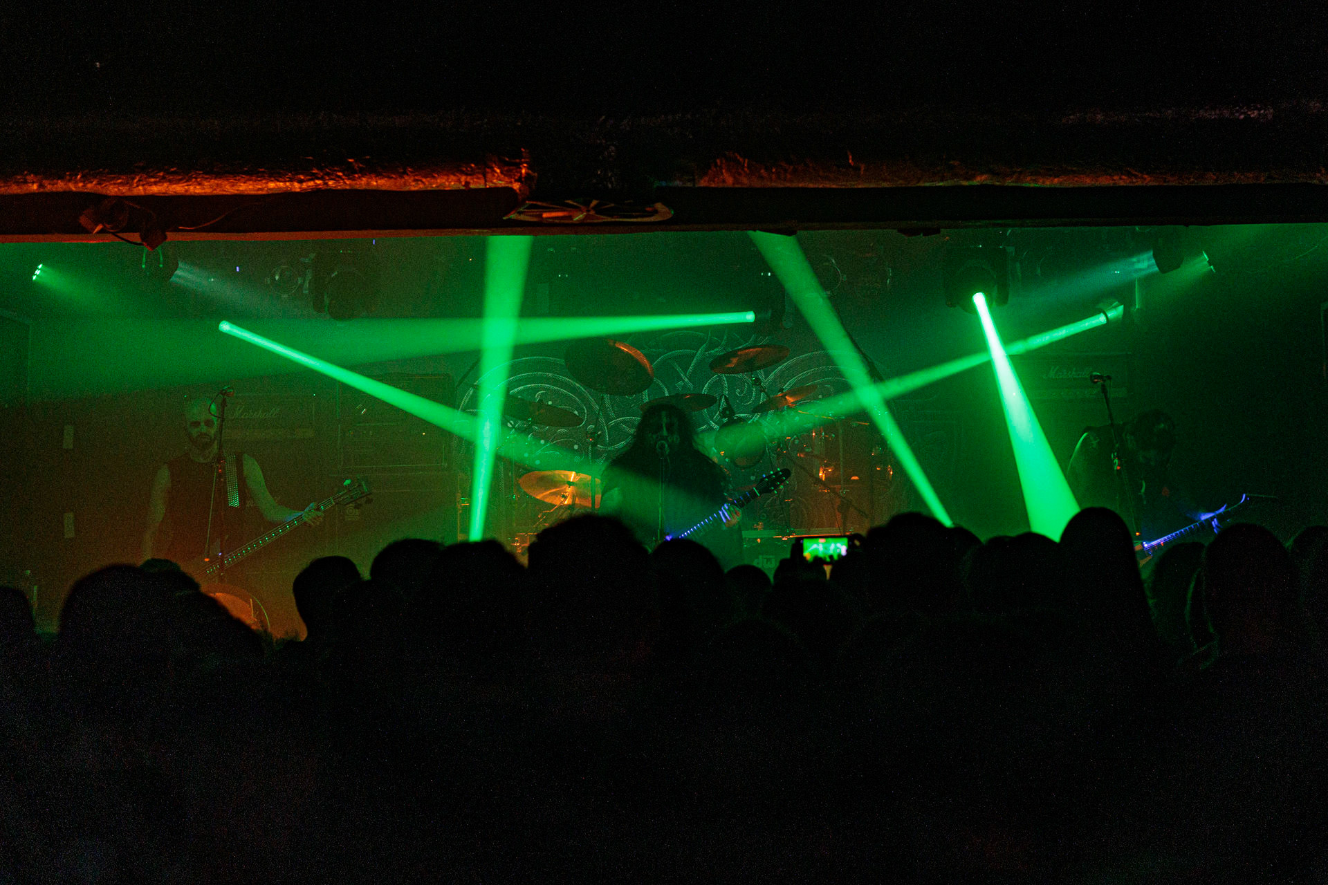 21.10.2022 𝗪𝗢𝗟𝗩𝗘𝗦 𝗜𝗡 𝗧𝗛𝗘 𝗧𝗛𝗥𝗢𝗡𝗘 𝗥𝗢𝗢𝗠 - klimatyczny black metal,  zespół braci Nathana i Aarona Weaverow. Powstal w 2002 roku w Olympia w stanie Waszyngton.  W amerykanskim sercu natury, gor, lasow i jezior, przyroda przeklada sie na atmosfere muzyki WITTR, w ktorej poza blackowymi, jest miejsce na elementy transowe i ambientowe. Wolves In The Throne Room gra bez makijazy, bez kapturow i masek, przy swietle plomieni, co tworzy aure swoistego muzycznego rytualu. Nathan Weaver – guitar, lead vocals,Aaron Weaver – drums, bass, synthesizers,Kody Keyworth – guitar, vocals, Produkcja Knock Out Productions,fot. Andrzej Wasilkiewicz/Reporter