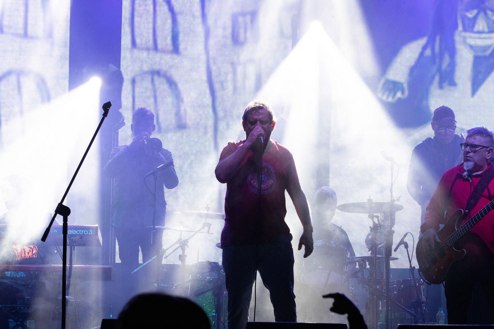 KULT - koncert w ramach Pomaranczowej Trasy 2020 - MUZYCZNA SYRENKA. 9 pazdziernika 2020, Warszawa, Stadion Syrenki. n/z. Kazik Staszewski wokal,n/z. Ireneusz Werenski bas,n/z. Janusz Zdunek trabka,Mariusz Godzina saksofony,Rock, rock progresywny, rock alternatywny, punk, nowa fala.fot. Andrzej kaziq Wasilkiewicz/Reporter