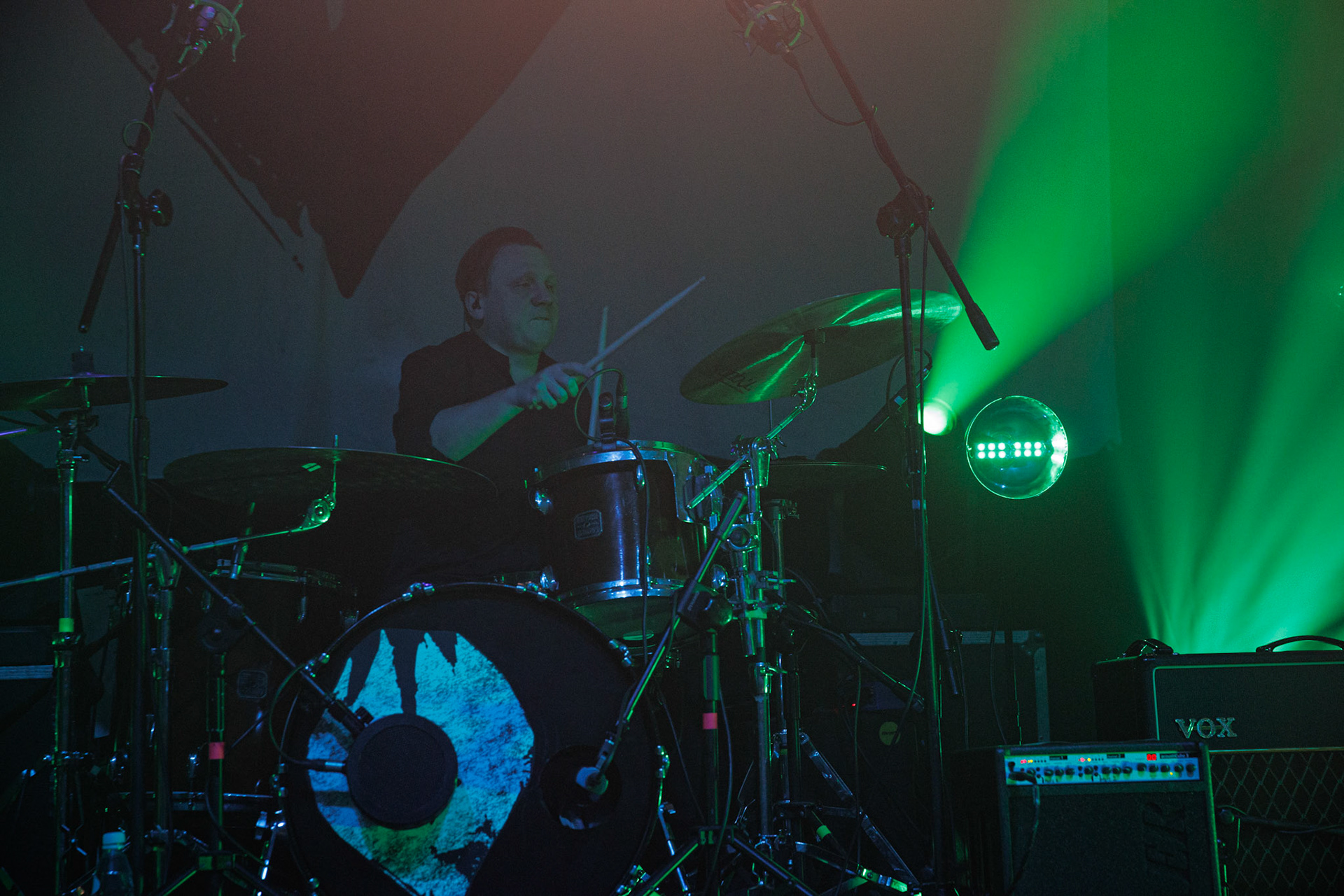 22.01.2022 koncert Me And That Man w Warszawie,Klub Progresja,n/z Lukasz Kumanski - perkusja, Nergal znany jest z szerokich horyzontow muzycznych. Lider Behemoth nigdy nie kryl swojej sympatii do lzejszej, klimatycznej muzyki, spod znaku country, folku, bluesa. Dowodem jest zespol Me And That Man.Fot. Andrzej Wasilkiewicz/Reporter