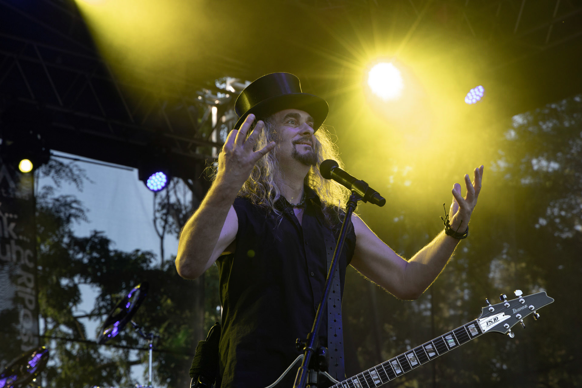 Hunter - postpandemoniczny koncert z okazji XXXV-lecia.Progresja - Gramy do Woli, Warszawa.Paweł „Drak” Grzegorczyk – wokal, gitara,Letnia Scena Progresji.fot. Andrzej Wasilkiewicz/Reporter