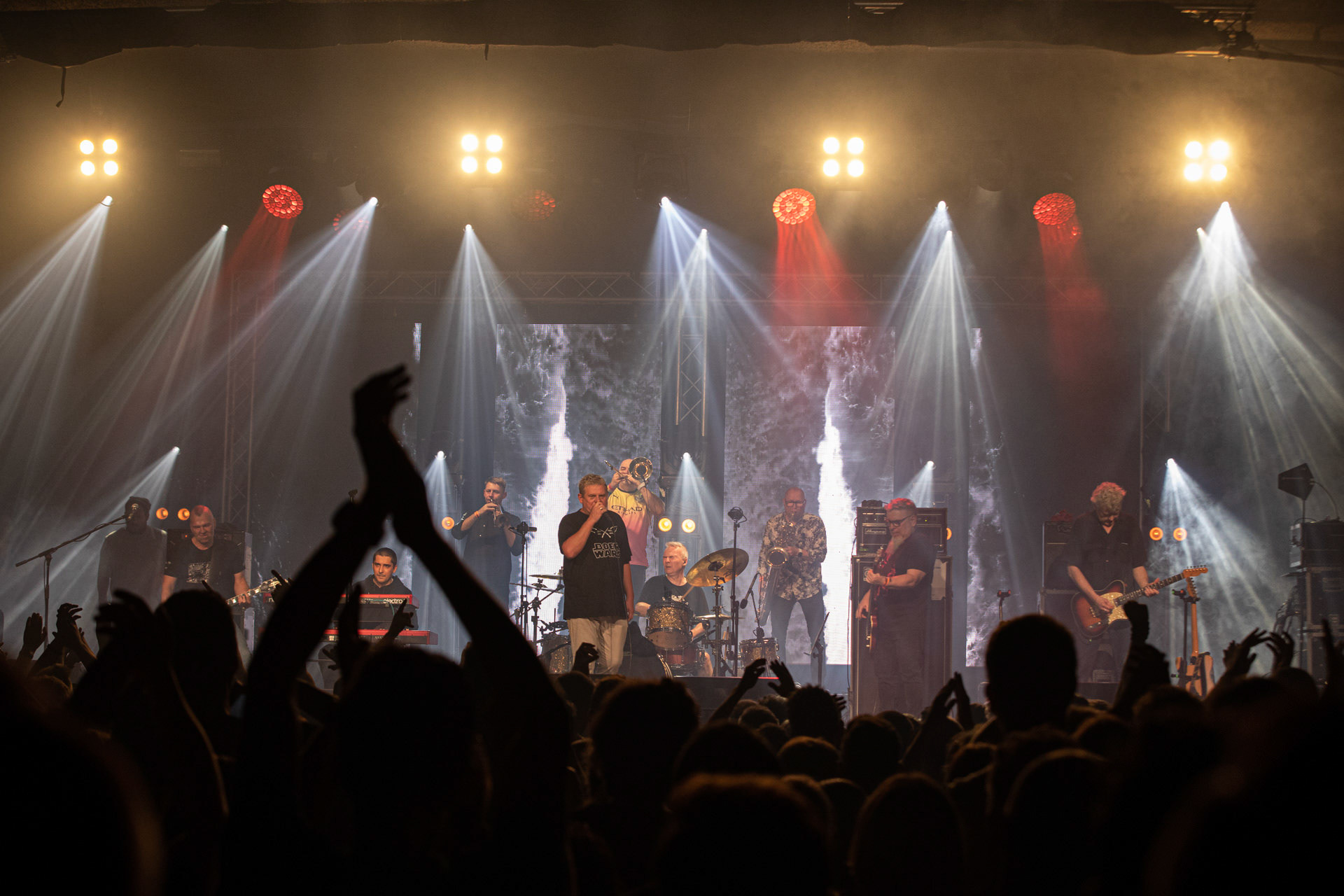 KULT - koncert Pomaranczowa Trasa 2021 - Warszawa Stodoła. 29 pazdziernika 2021. Kazik Staszewski wokal,Wojciech Jablonski gitara,Piotr Morawiec gitara,Ireneusz Werenski bas,Tomasz Goehs perkusja,Konrad Wantrych klawisze,Janusz Zdunek trabka,Mariusz Godzina saksofony,Jarosław Wazny puzon,Rock, rock progresywny, rock alternatywny, punk, nowa fala, polski rock.fot. Andrzej kaziq Wasilkiewicz/Reporter