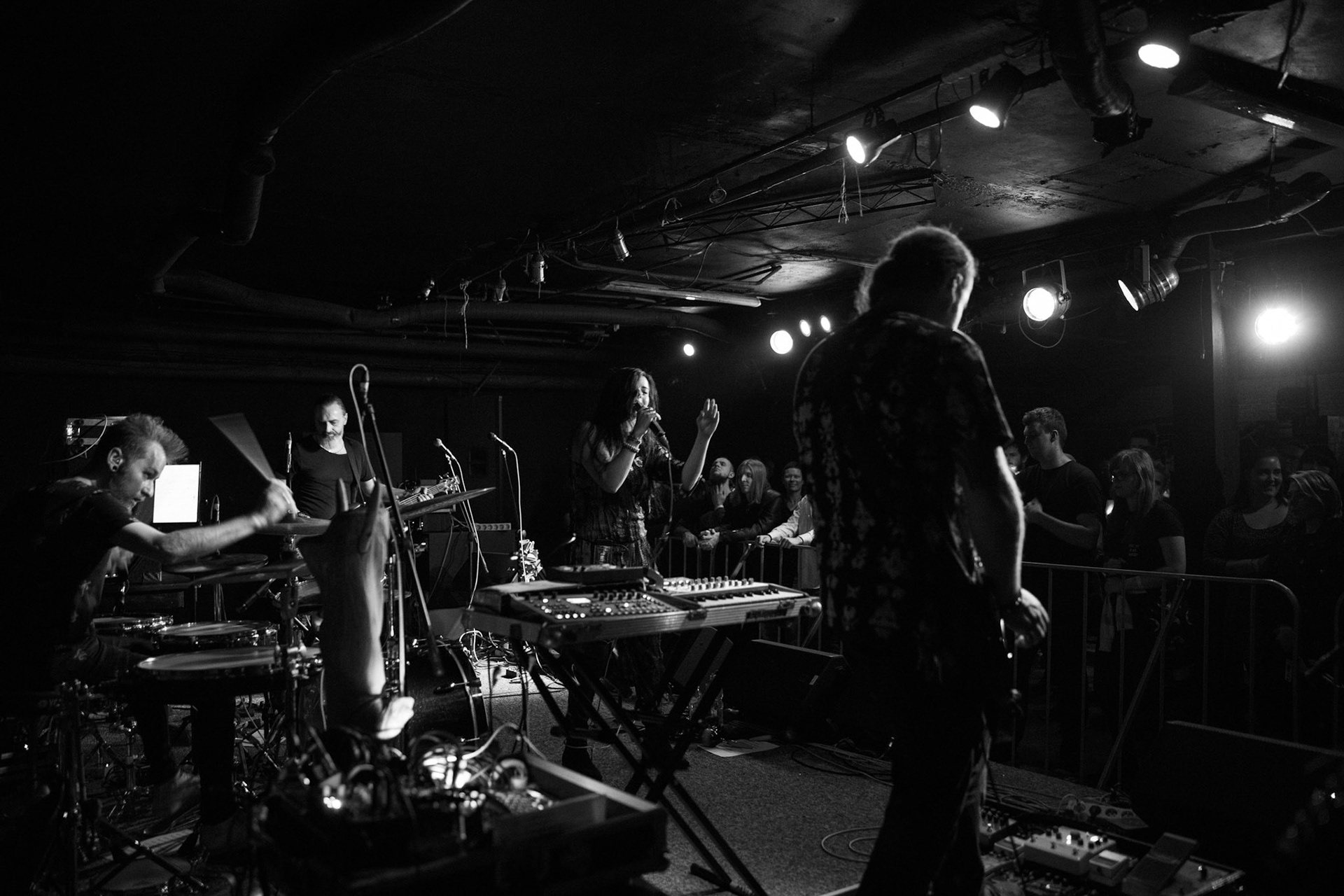 Hetane - rock alternatywny, trip-hop, muzyka elektroniczna,
MAGDA OLEŚ - wokale, teksty,
ŁUKASZ /JELEŃ/ POL - gitara, klawisze, elektronika,
REM KARPIENKO - bass,
MICHAŁ LANGE- perkusja,
Warszawa, klub Potok Drugi Dom Ludzi Rocka,
fot. Andrzej kaziq Wasilkiewicz