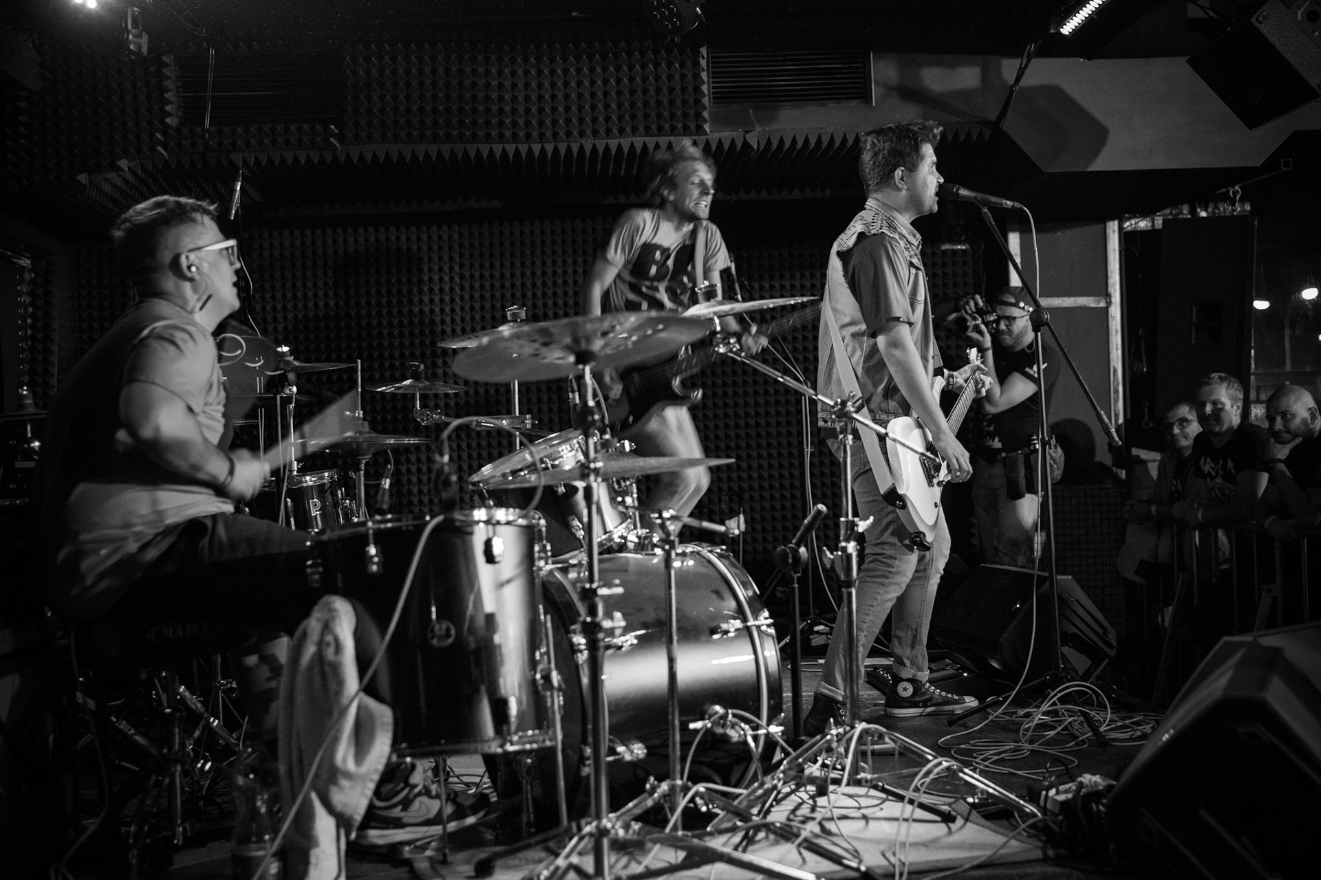 Marne Szanse - punk, dance-punk,
Piotr Olczyk – śpiew, gitara, syntezator,
Jarek „Jerry” Łojko – bas
Tomasz Orzechowski – perkusja, chórki,
fot. Andrzej kaziq Wasilkiewicz