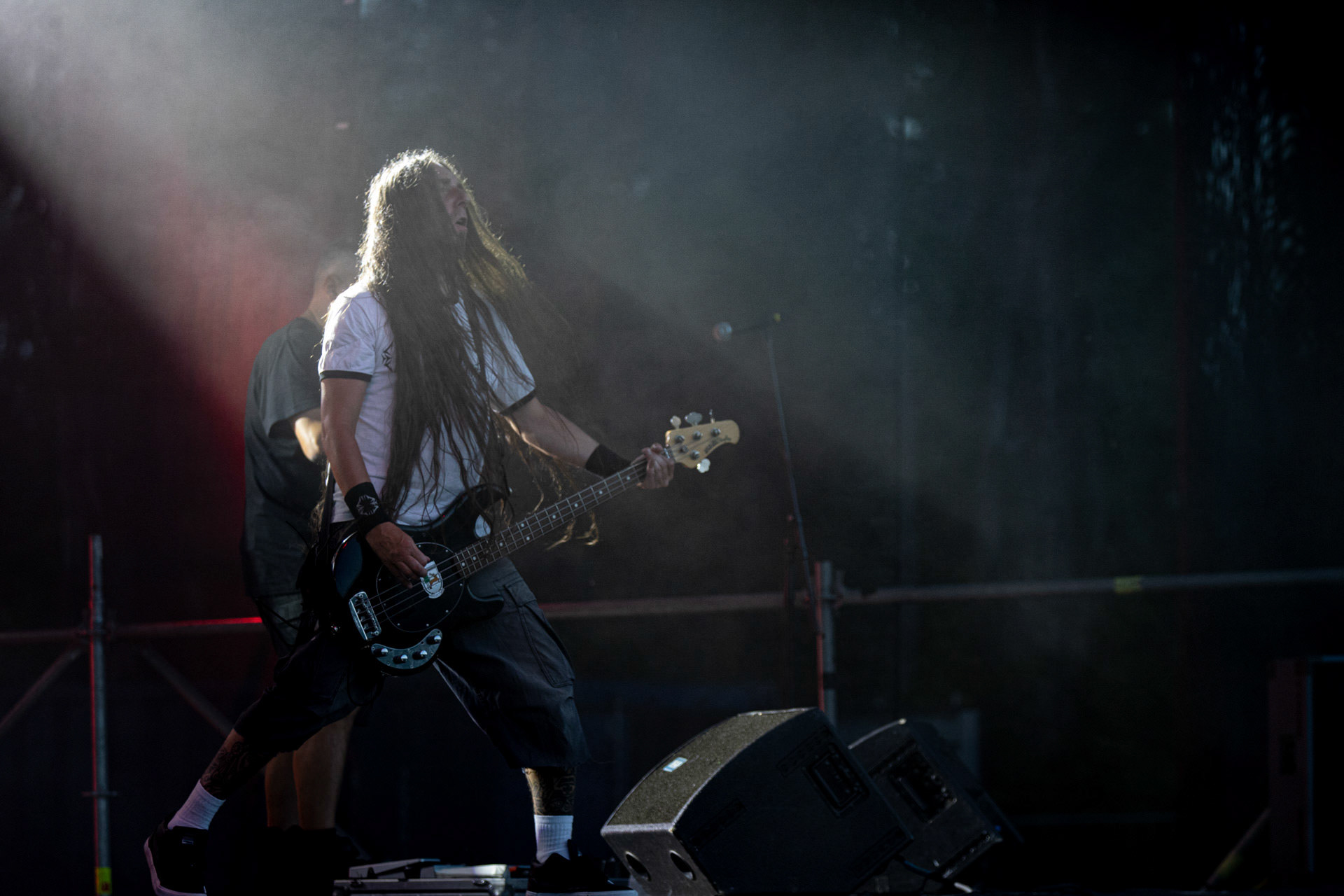 Hunter - postpandemoniczny koncert z okazji XXXV-lecia.Progresja - Gramy do Woli, Warszawa.Konrad „Saimon” Karchut – gitara basowa, Letnia Scena Progresji.fot. Andrzej Wasilkiewicz/Reporter