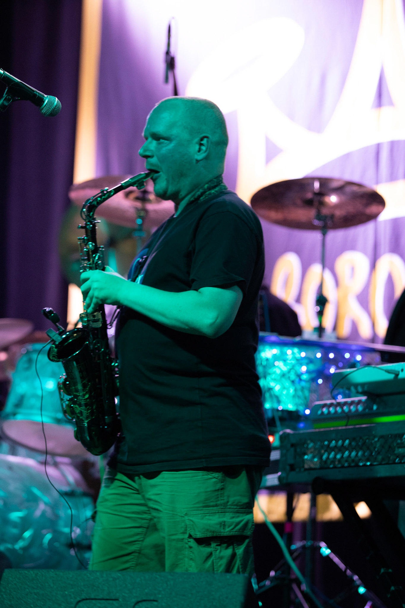 Dog Eat Dog - USA - hardcore, punkrock, rap, metal, hip hop,reggae, soul, funk,
Dave Neabore (bass), 
John Connor (vocals), 
Brandon Finley (drums) 
Roger Hämmerli (guitar)
Bozez (sax & beer)
koncert w Warszawskiej Progresji w ramach trasy 25 lat All Boro Kings zespołu Dog Eat Dog.
fot. Andrzej Wasilkiewicz/Reporter