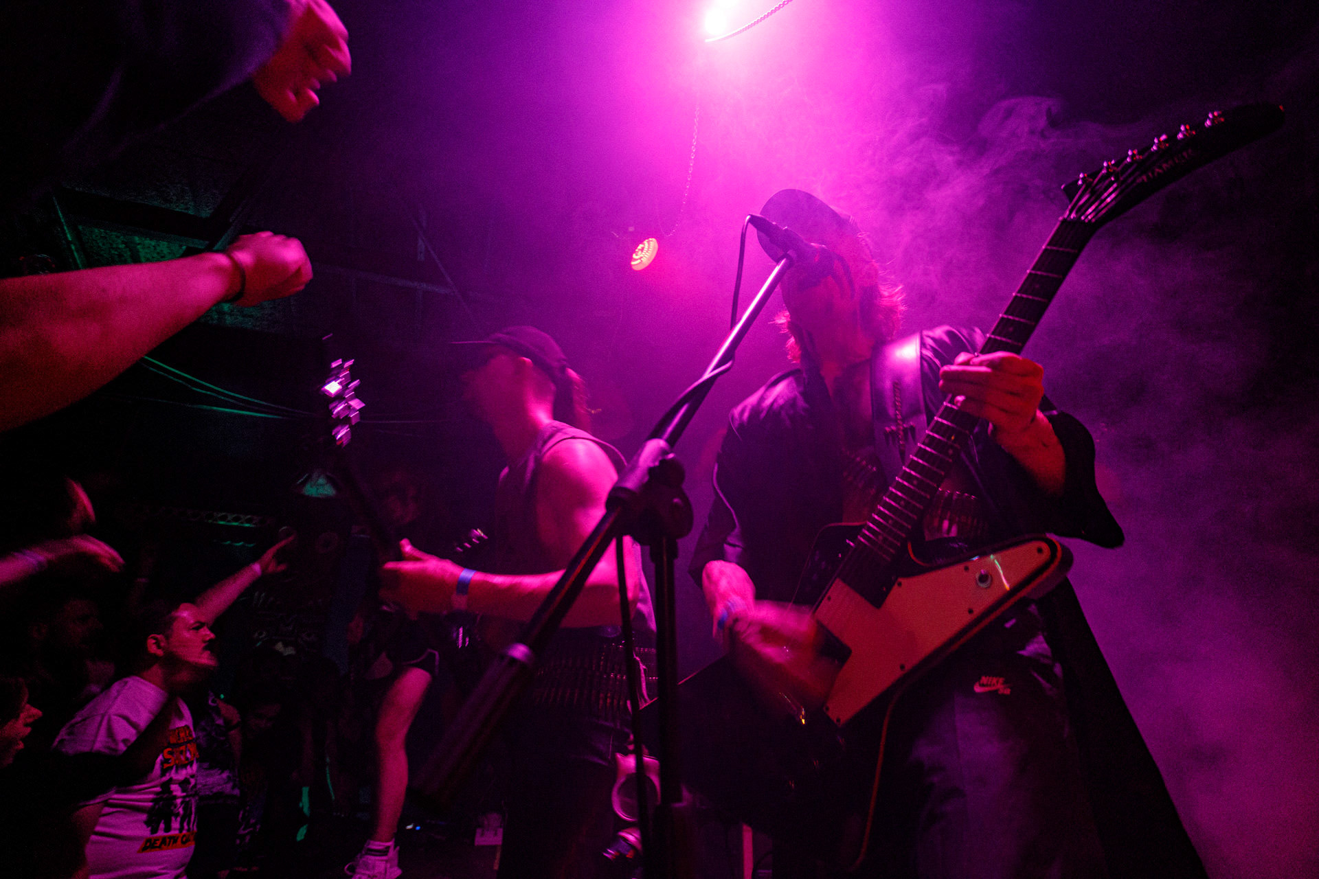 TRUCHŁO STRZYGI (black punk), Gwiezdny Demon - release show,w składzie:Gambit - wokalP. - gitara/wokalAlkatraz - gitara/wokalKaczor - garyMadness - bass/wokalPanass - bass/wokalGolem - nosferatu/wokalCzarownice - tba/wokalChłopaki z baraków polskiego metalu, rozpędzona maszyna do robienia grubego melanżu, gwiezdne trupy, kreatury obrzydlistwa i martwi decydenci podziemia. Prawdopodobnie pierwszy i ostatni raz zagrają całego Demona na żywo, a Ty mordeczko będziesz miał o czym kolegom przy wódce opowiadać.Produkcja Left Hand Soundsfot. Andrzej Wasilkiewicz/kaziq.com
