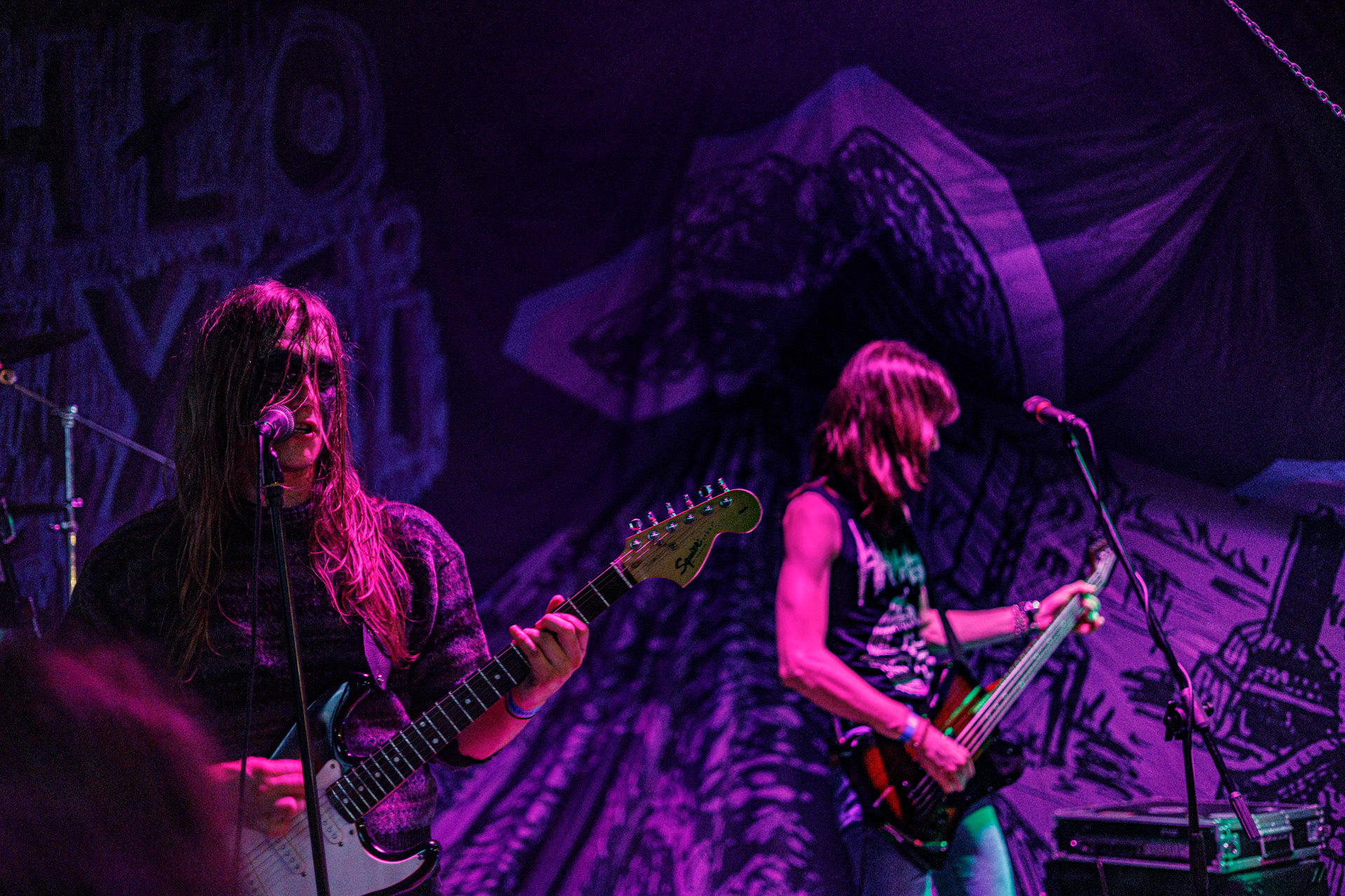 WIELKI MROK (mistyczny black, czarny punk)w składzie:Piącha - bas Czacha - perkusja Szrama - gitara i wokalLokalni wyjadacze od tanich gitar. Maanam dla fanów TANK. Watain dla fanów Budki Suflera. Piją, palą, konia walą i mają w dupie. Czyli tak jak my wszyscy.Produkcja Left Hand Soundsfot. Andrzej Wasilkiewicz/kaziq.com