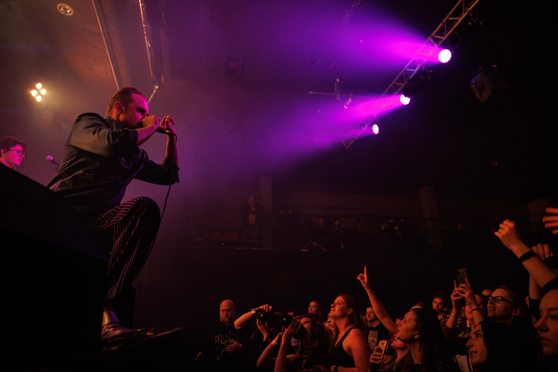 18.12.2021 Karas Rogucki - koncert klub Stodoła - Warszawan/z Piotr Rogucki - wokal gitara,Alternatywny pop, Kayax, Ostatni bastion romantyzmu, fot. Andrzej Wasilkiewicz/Reporter