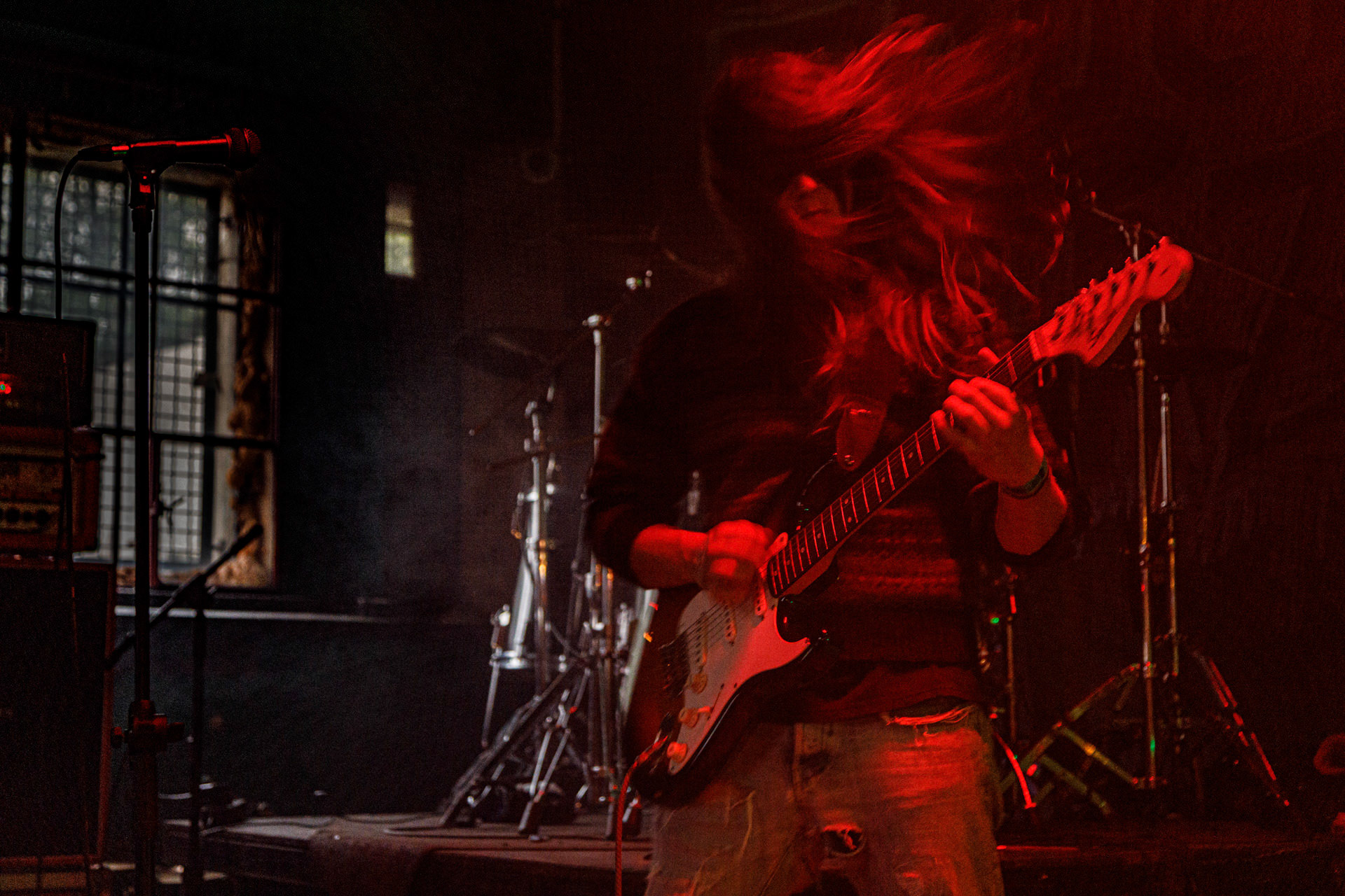 WIELKI MROK (mistyczny black, czarny punk)w składzie:Piącha - bas Czacha - perkusja Szrama - gitara i wokalLokalni wyjadacze od tanich gitar. Maanam dla fanów TANK. Watain dla fanów Budki Suflera. Piją, palą, konia walą i mają w dupie. Czyli tak jak my wszyscy.Produkcja Left Hand Soundsfot. Andrzej Wasilkiewicz/kaziq.com
