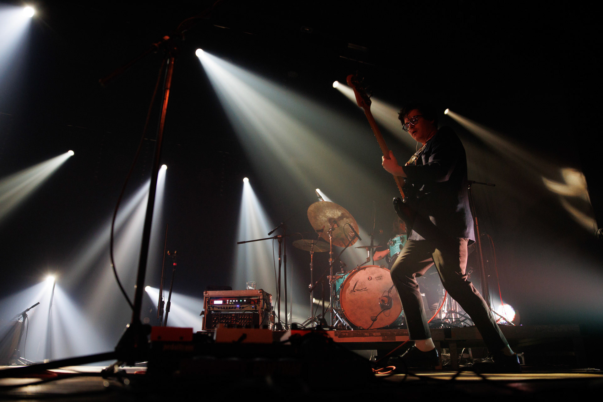 18.12.2021 Karas Rogucki - koncert klub Stodoła - Warszawan/z Kuba Karas - wokal bass,Alternatywny pop, Kayax, Ostatni bastion romantyzmu, fot. Andrzej Wasilkiewicz/Reporter