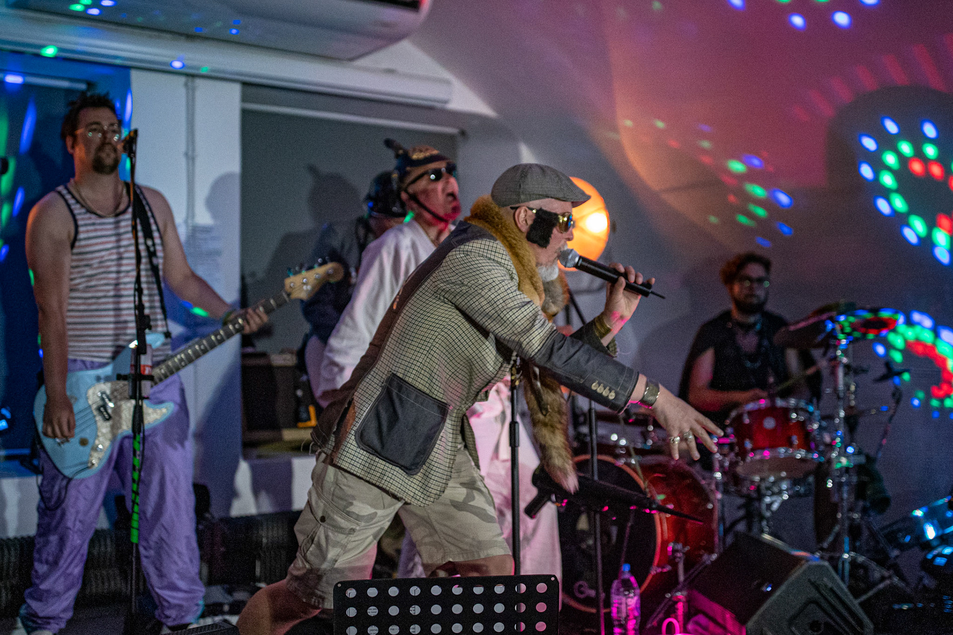 The Novorodkens, koncert w Warszawie, Dj Szneptuch – szczebiot czołowy, bas, chórki, sample, batuta i szpicrutaMagister Hitler – bas, wokaliza, chórki, gitara rytmiczna, najebkaDoktor PajHIVo – bębny, bongosy, gitara solowa, umiejętności wokalne, chórkiProfesor Gówniarz – lewizna wokalna, zwięzła i chóralna, wyprowadzanie ciosówProdziekan Pinglarz – uprawomocniony głos ścisły tudzież kantor, cytaty z brewiarzaInżynier Królewicz – gitara rytmiczna, solowa, przypowieści, świergoty i treleDocent Niedziwara – melodyka, chórki, kwilenia i jęki, odczynianie uroków, gusłaMrówka - perkusja,Hacrmistrz Gruczoł – walka z upośledzeniem, choreografia i obsługa gastronomiczna