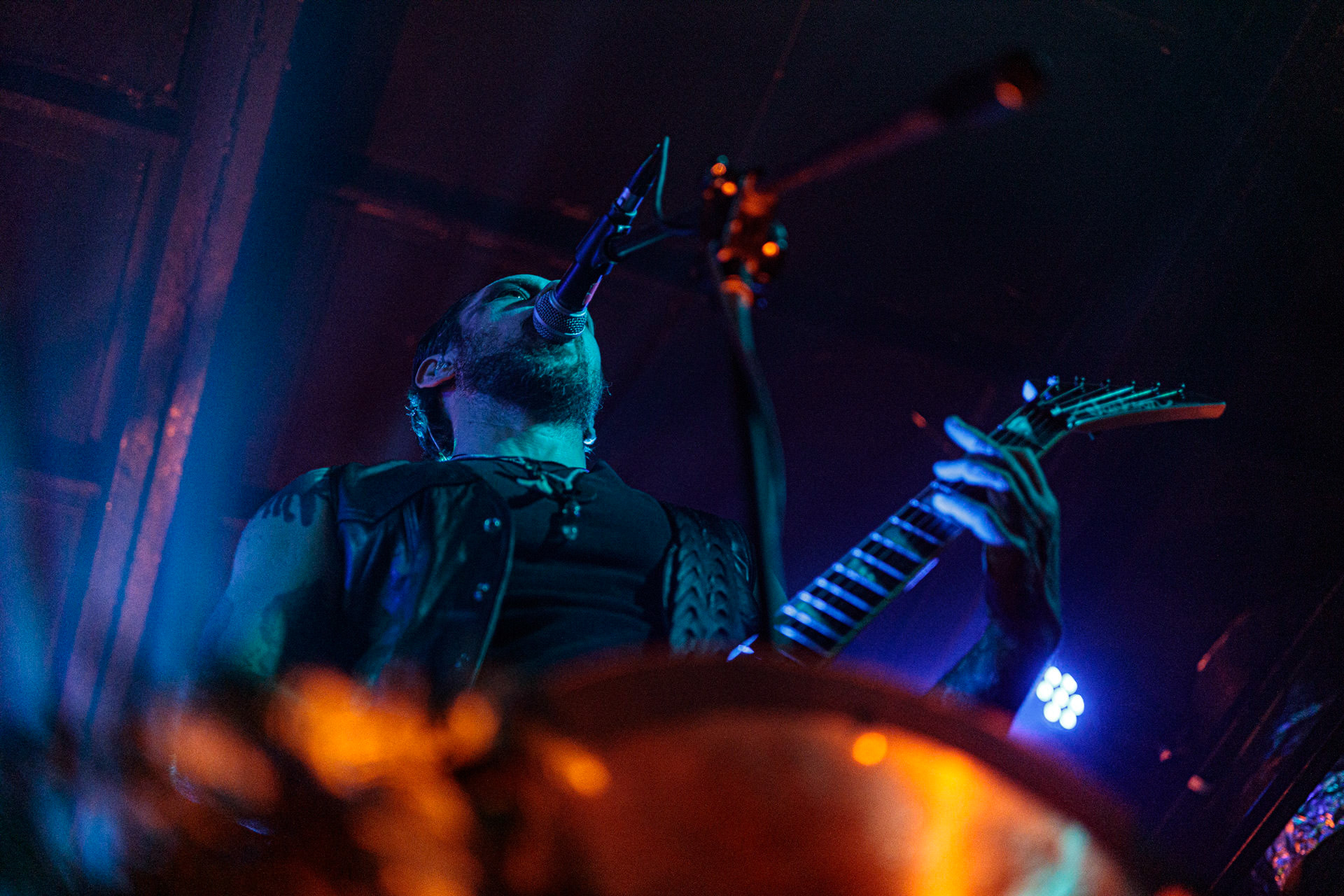 21.10.2022 𝗪𝗢𝗟𝗩𝗘𝗦 𝗜𝗡 𝗧𝗛𝗘 𝗧𝗛𝗥𝗢𝗡𝗘 𝗥𝗢𝗢𝗠 - klimatyczny black metal,  zespół braci Nathana i Aarona Weaverow. Powstal w 2002 roku w Olympia w stanie Waszyngton.  W amerykanskim sercu natury, gor, lasow i jezior, przyroda przeklada sie na atmosfere muzyki WITTR, w ktorej poza blackowymi, jest miejsce na elementy transowe i ambientowe. Wolves In The Throne Room gra bez makijazy, bez kapturow i masek, przy swietle plomieni, co tworzy aure swoistego muzycznego rytualu. Nathan Weaver – guitar, lead vocals,Aaron Weaver – drums, bass, synthesizers,Kody Keyworth – guitar, vocals, Produkcja Knock Out Productions,fot. Andrzej Wasilkiewicz/Reporter