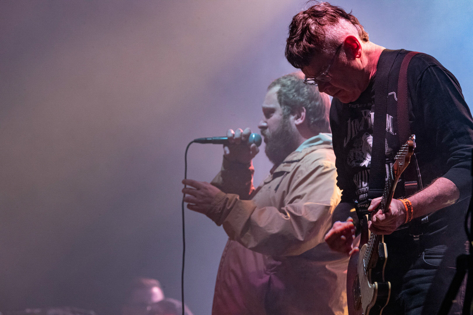 KULT - koncert w ramach Pomaranczowej Trasy 2020 - MUZYCZNA SYRENKA. 9 pazdziernika 2020, Warszawa, Stadion Syrenki. n/z. Piotr Morawiec gitara,n/z. Jan ”Janusz” Staszewski wokal, Rock, rock progresywny, rock alternatywny, punk, nowa fala.fot. Andrzej kaziq Wasilkiewicz/Reporter