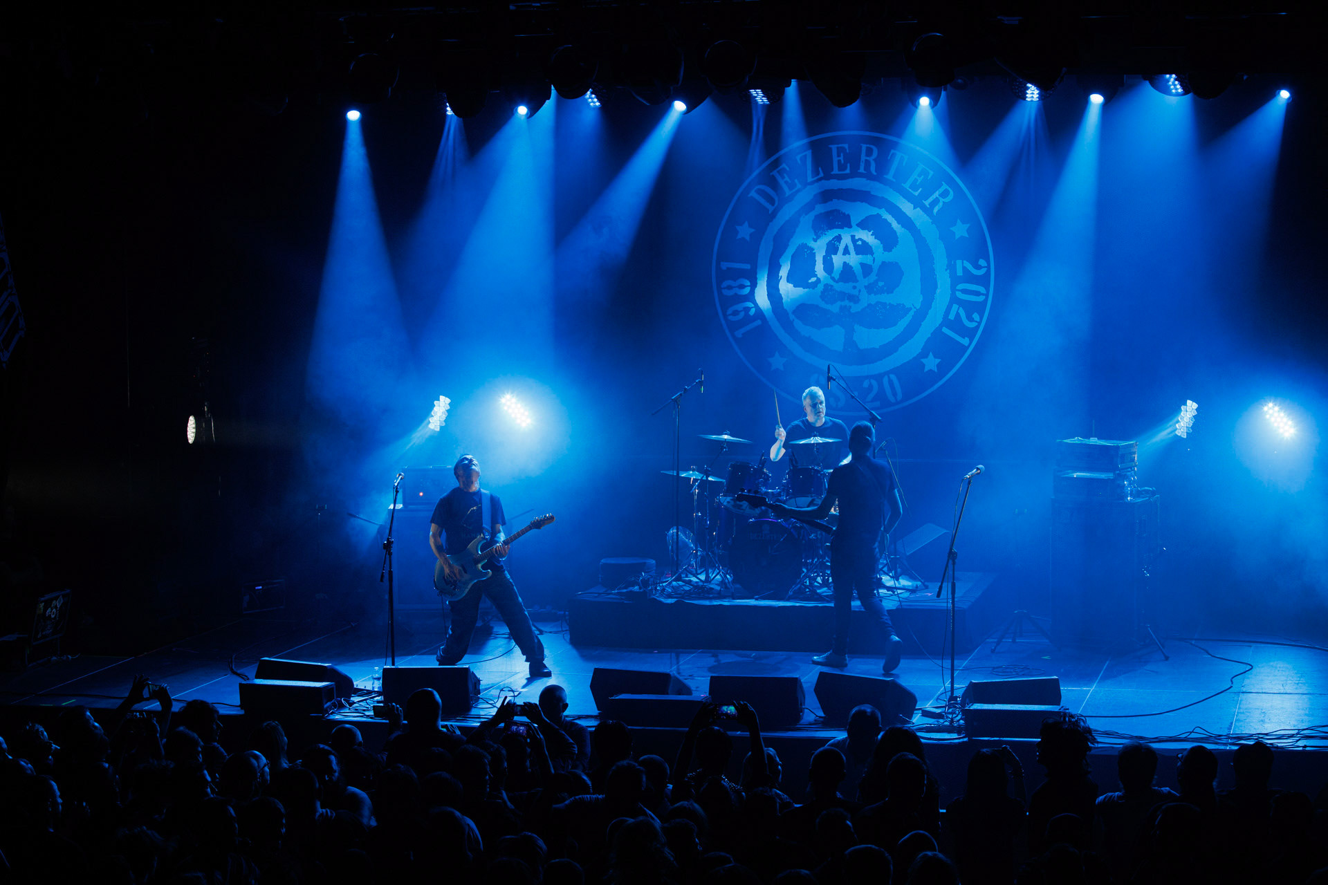 16.11.2021 Dezerter - 40 lecie,koncert Warszawa Palladium. N/z Robert Robal Matera gitara, N/z Krzysiek Grabowski perkusja,N/zJacek Chrzanowski bass, Dezerter, SS20, Punk, Punkrock, hardcore, rock.fot. Andrzej Wasilkiewicz/REPORTER