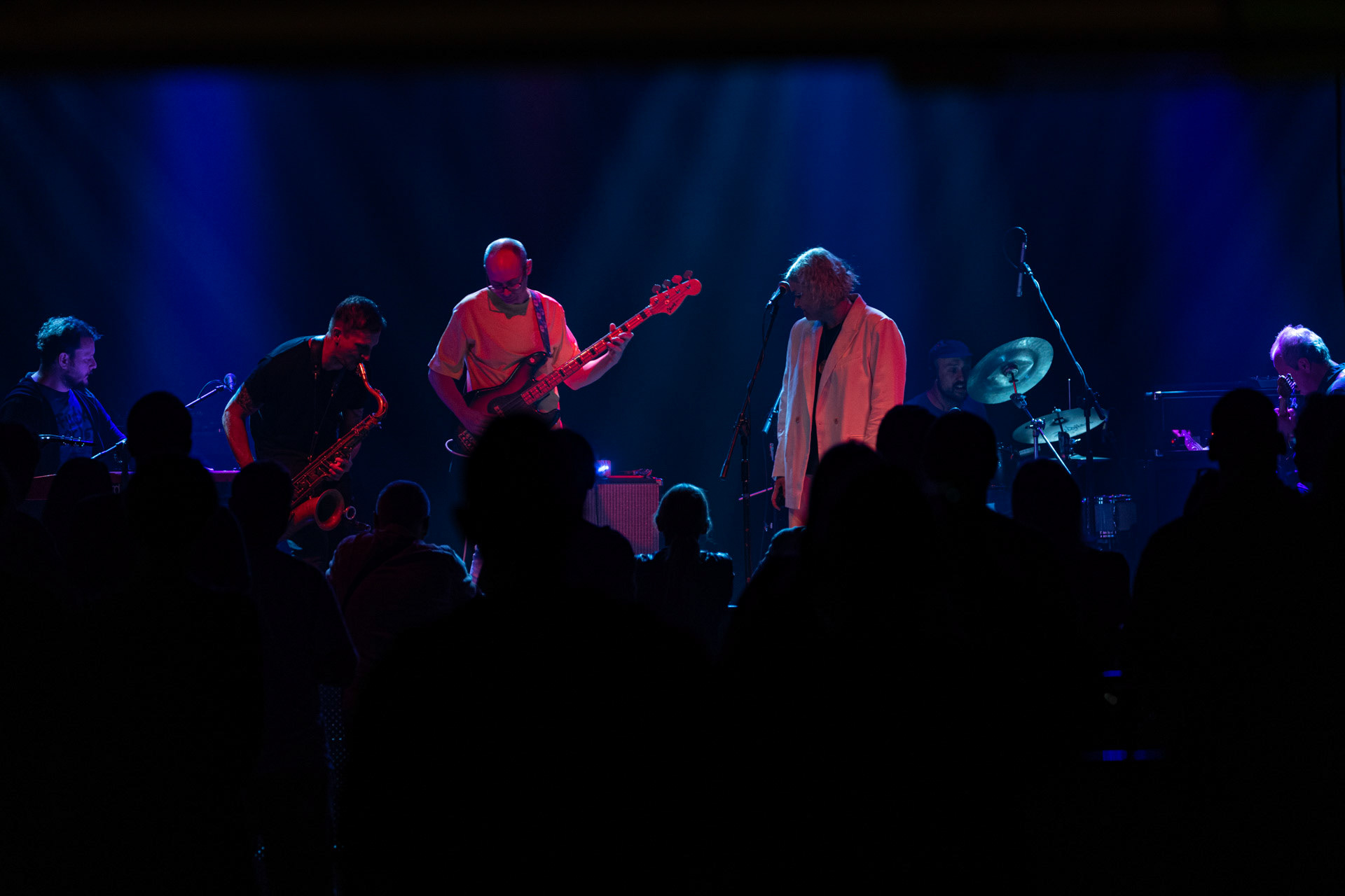 30.08.2022 Fundacja Bezpieczne Niebo wraz z klubem Progresja serdecznie zapraszają na specjalny koncert charytatywny dla Szymona Stankiewicza, który walczy z nowotworem. NiechęćMuzyka Niechęci to jazzowa improwizacja i syntezatorowe brzmienia, które swobodnie przeplatają się z wpływami rocka progresywnego oraz muzyki filmowej. W ich kompozycjach snuje się niezwykle osobista opowieść – mroczna choć nastrojowa, agresywna acz pełna elegancji. Jazgotliwy odjazd rejestrowany ,,na setkę” i zapięty w kaftan najwyższej klasy produkcji studyjnej.Niechęć zagrała setki koncertów w kraju i zagranicą, w tym wystąpiła na wielu znaczących festiwalach: Colours of Ostrava (Czechy), Open’er Festival, Tauron Nowa Muzyka, Copenhagen Jazz Festival (Dania) czy Glimps Festival (Belgia).  Organizacja Progresja i Fundacja Bezpieczne Niebo. fot. Andrzej Wasilkiewicz/kaziq.com