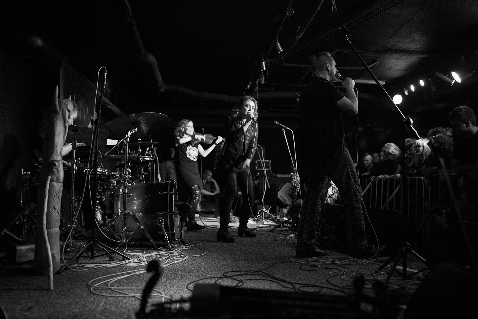 Żywiołak - biometal, folk, ethno sound,
Robert Jaworski - fidel renesansowa, wokal, lira korbowa,
Kamil Strzyżewski - gitara basowa, lutnia,
Wiktoria Kwiatkowska - śpiew, 
Zuza Ciszewska - śpiew, skrzypce,
Michał Lange - perkusja,
Szyszka Leśna - skrzypce ,wokal wspomagający,
Warszawa, klub Potok Drugi Dom Ludzi Rocka,
fot. Andrzej kaziq Wasilkiewicz