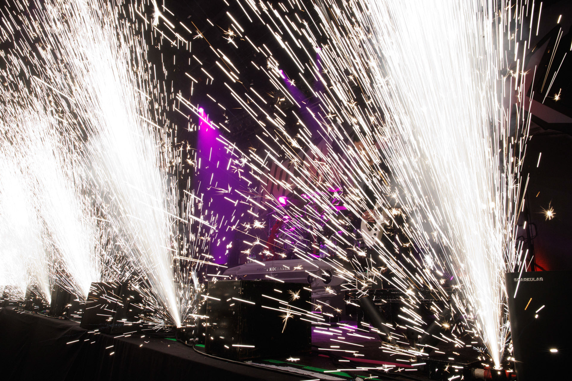 18.12.2021 Nocny Kochanek - Antysylwester Antyradia,18 lat klubu Progresja,Nocny Kochanek - koncert Warszawa,Progresja, pirotechnika, Zdrajcy Metalu, klasyczny heavy metal, Alter Ego, Night Mistress.n/z Krzysiek Sokolowski – wokal,n/z Arkadiusz Majstrak – gitara,n/z Artur Pochwala – bas,n/z Robert Kazon Kazanowski – gitara,n/z Artur Zurek – perkusja,Fot. Andrzej Wasilkiewicz/Reporter