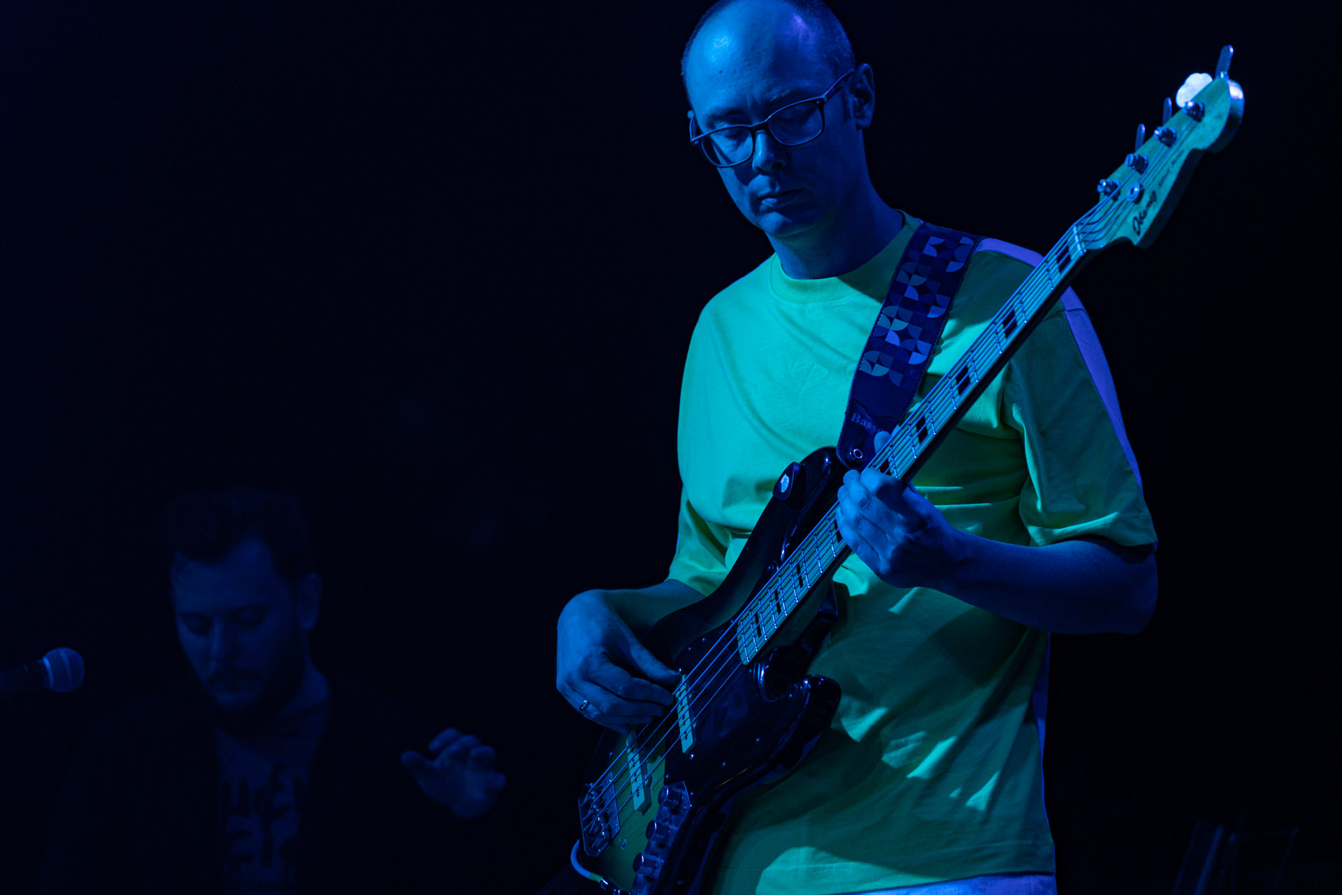 30.08.2022 Fundacja Bezpieczne Niebo wraz z klubem Progresja serdecznie zapraszają na specjalny koncert charytatywny dla Szymona Stankiewicza, który walczy z nowotworem. NiechęćMuzyka Niechęci to jazzowa improwizacja i syntezatorowe brzmienia, które swobodnie przeplatają się z wpływami rocka progresywnego oraz muzyki filmowej. W ich kompozycjach snuje się niezwykle osobista opowieść – mroczna choć nastrojowa, agresywna acz pełna elegancji. Jazgotliwy odjazd rejestrowany ,,na setkę” i zapięty w kaftan najwyższej klasy produkcji studyjnej.Niechęć zagrała setki koncertów w kraju i zagranicą, w tym wystąpiła na wielu znaczących festiwalach: Colours of Ostrava (Czechy), Open’er Festival, Tauron Nowa Muzyka, Copenhagen Jazz Festival (Dania) czy Glimps Festival (Belgia).  Organizacja Progresja i Fundacja Bezpieczne Niebo. fot. Andrzej Wasilkiewicz/kaziq.com