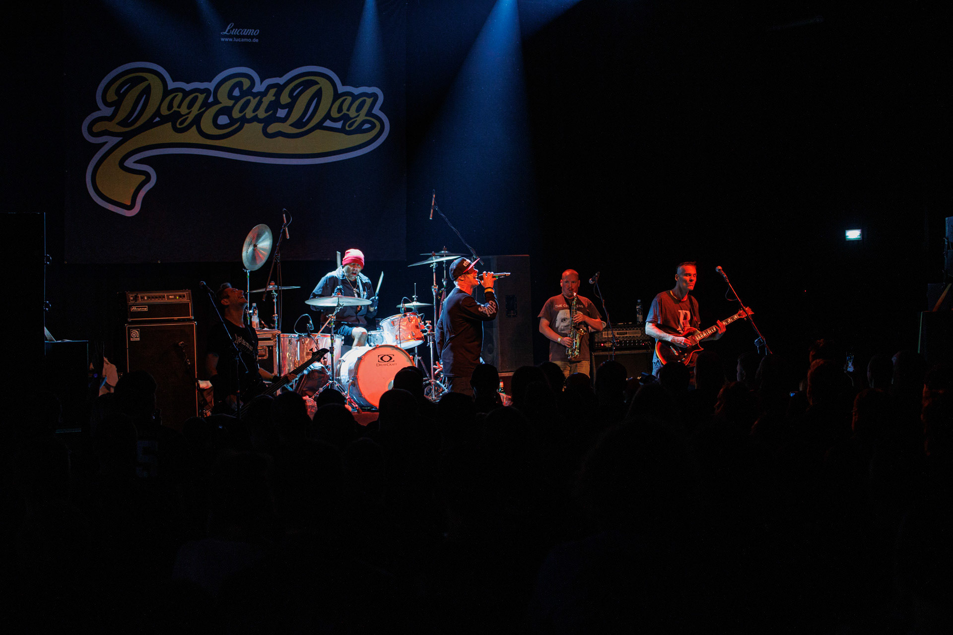 30.11.2021 koncert Dog Eat Dog - USA - hardcore, punkrock, rap, metal, hip hop, reggae, soul, funk,n/z Dave Neabore (bass), n/z John Connor (vocals), n/z Brandon Finley (drums), n/z Roger Hammerli (guitar),n/z Bozez (sax &amp; beer),koncert Warszawa, Progresja 25 lat albumu Play Games -  Dog Eat Dog.fot. Andrzej Wasilkiewicz/Reporter