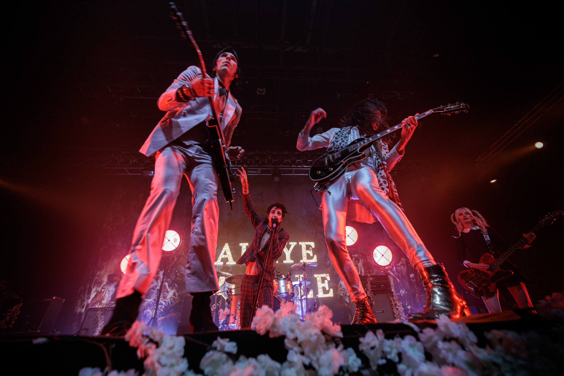 29.03.2022 Palaye Royale - Warszawski koncert zespołu braci Kropp w Progresji.n/z Remington Leith Kropp – vocals, n/z Sebastian Danzig Kropp – guitar,  n/z Emerson Barrett Kropp– drums,  n/z Andrew Berkely Martin – guitar  n/z Jennie Vee – bass, Art rock, rock and roll, glam rock, garage rock, indie rock, WiniaryBookings,fot. Andrzej Wasilkiewicz/Reporter