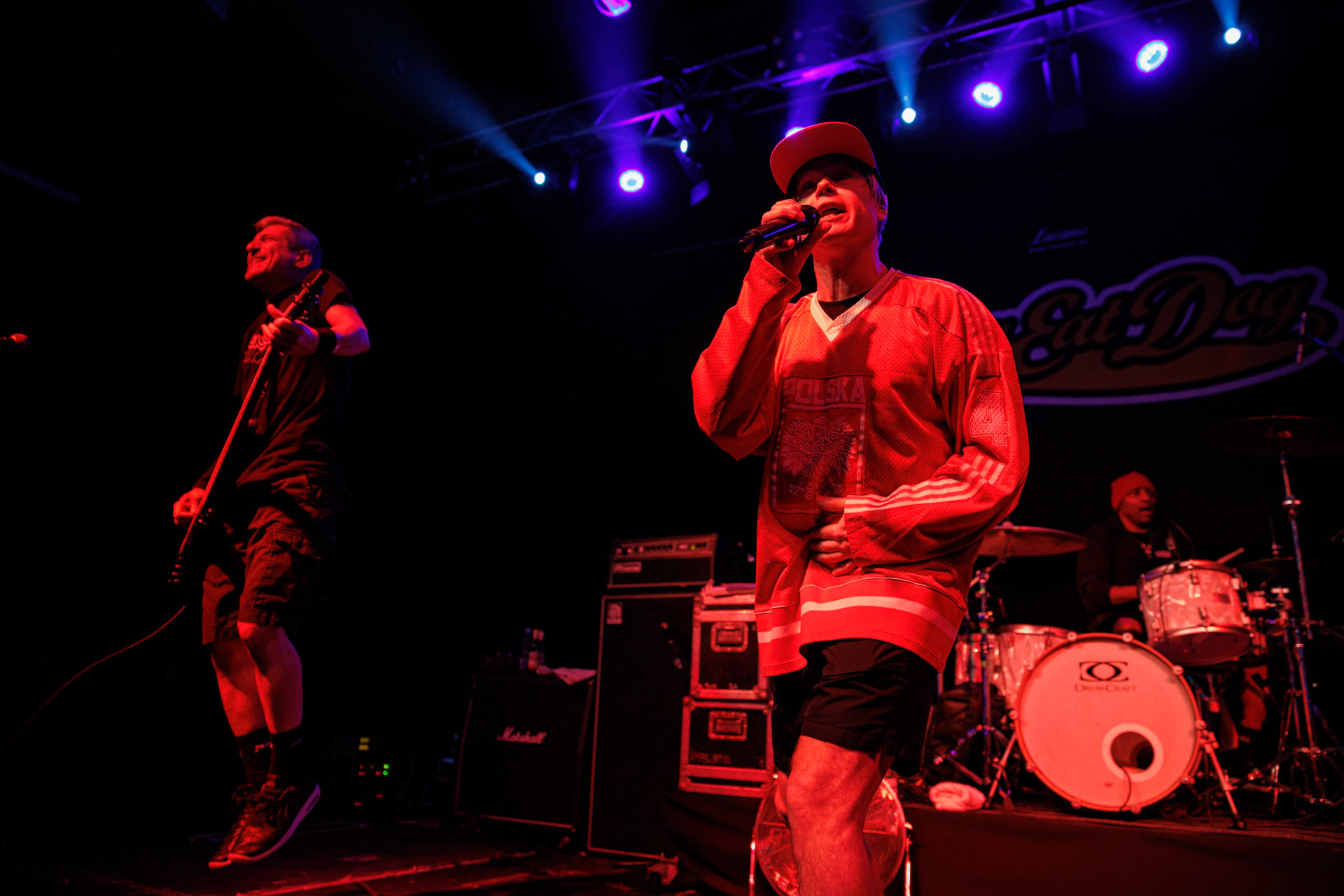 30.11.2021 koncert Dog Eat Dog - USA - hardcore, punkrock, rap, metal, hip hop, reggae, soul, funk,n/z Dave Neabore (bass), n/z John Connor (vocals), n/z Brandon Finley (drums), koncert Warszawa, Progresja 25 lat albumu Play Games -  Dog Eat Dog.fot. Andrzej Wasilkiewicz/Reporter