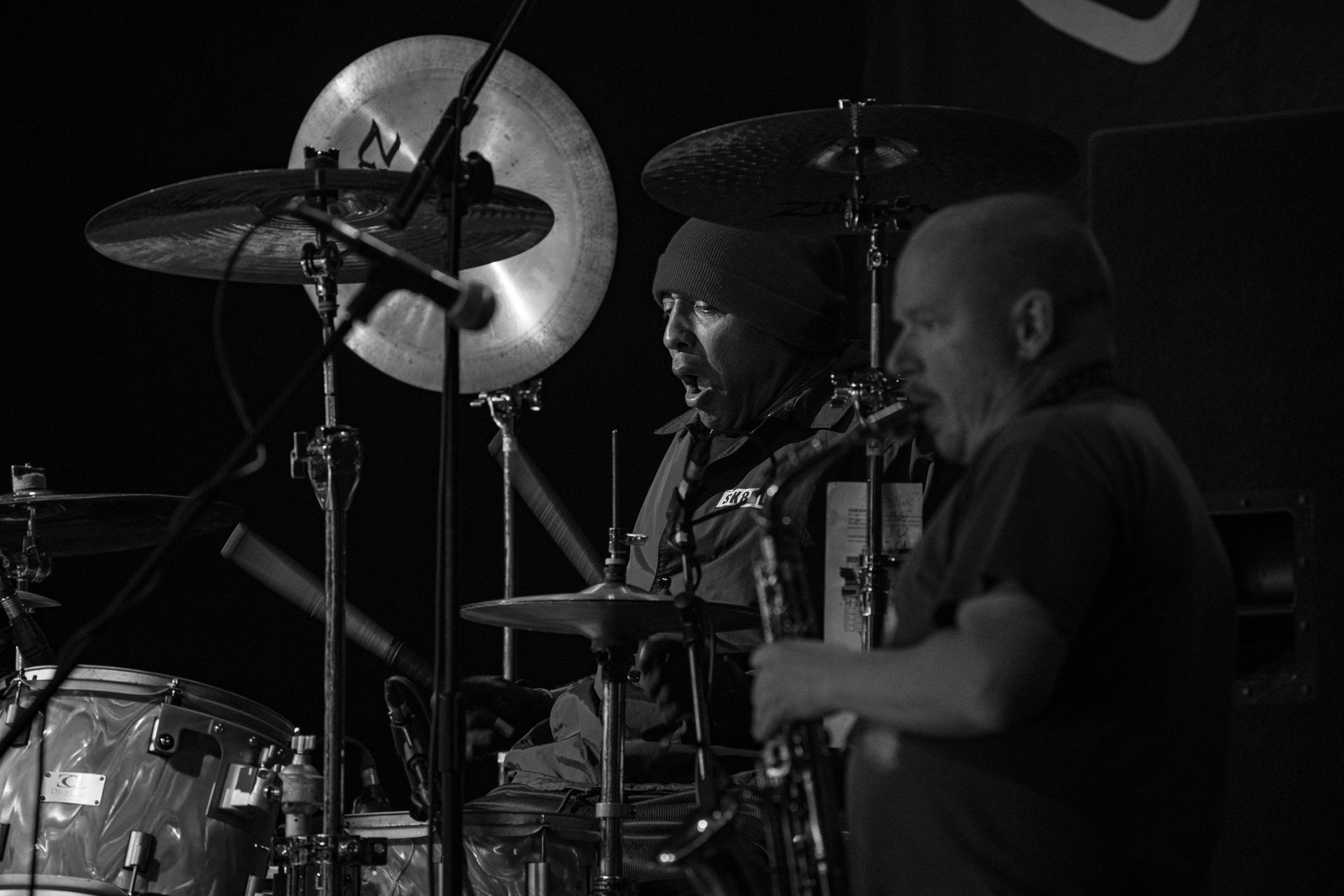 30.11.2021 koncert Dog Eat Dog - USA - hardcore, punkrock, rap, metal, hip hop, reggae, soul, funk,n/z Dave Neabore (bass), n/z John Connor (vocals), n/z Brandon Finley (drums), n/z Roger Hammerli (guitar),n/z Bozez (sax &amp; beer),koncert Warszawa, Progresja 25 lat albumu Play Games -  Dog Eat Dog.fot. Andrzej Wasilkiewicz/Reporter