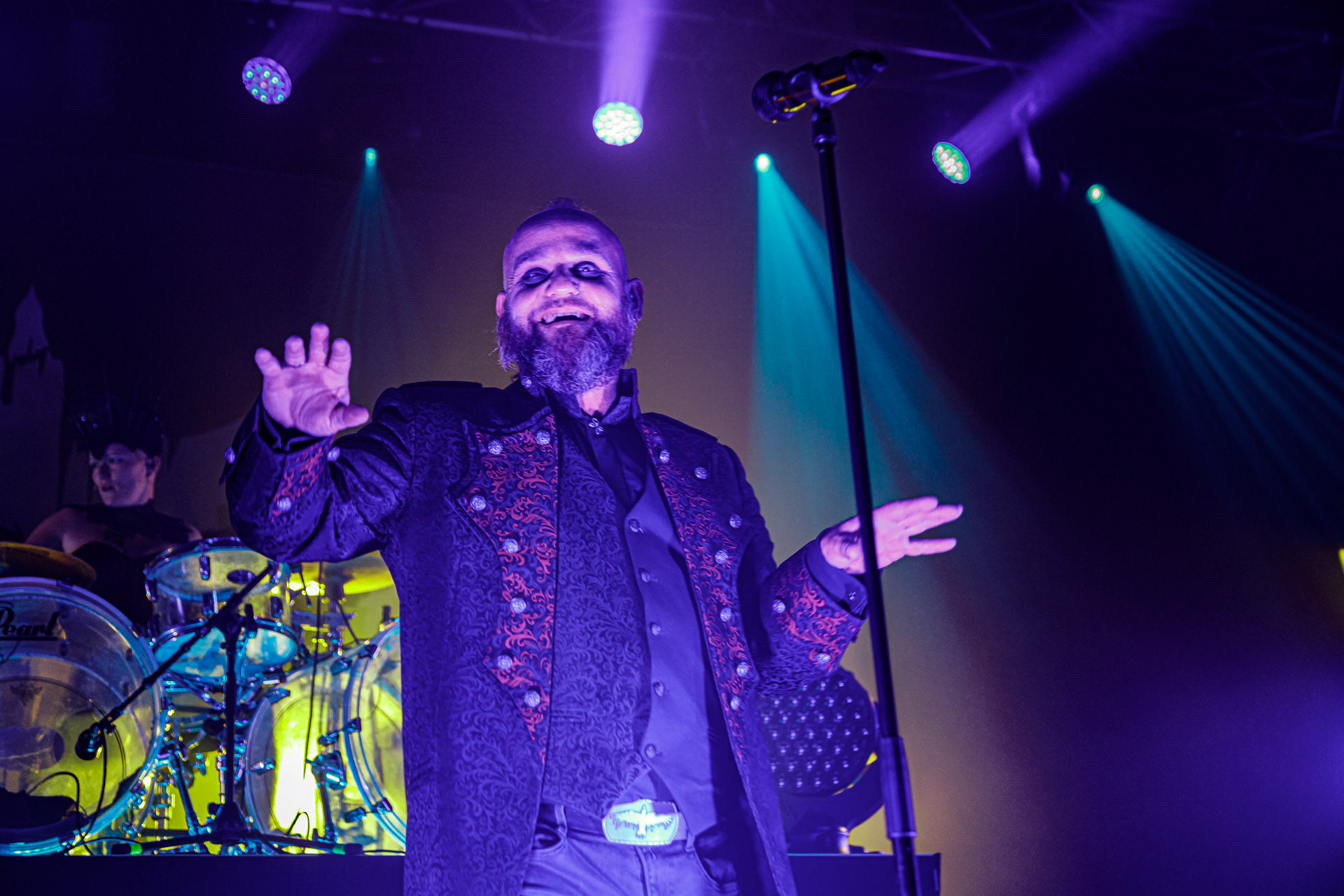 18.06.2022 - Mono Inc. zagrali w warszawskim klubie Progresja.Mono Inc. - niemiecki zespol z Hamburga wykonujący gotyckiego rocka, w składzie:Carl Fornia - git.Katha Mia - drums, Manuel Antoni - bass,Martin Engler - vocal,Gothic, industrial,  alternative, rock.Produkcja Winiary Bookings.fot. Andrzej Wasilkiewicz/kaziq.com