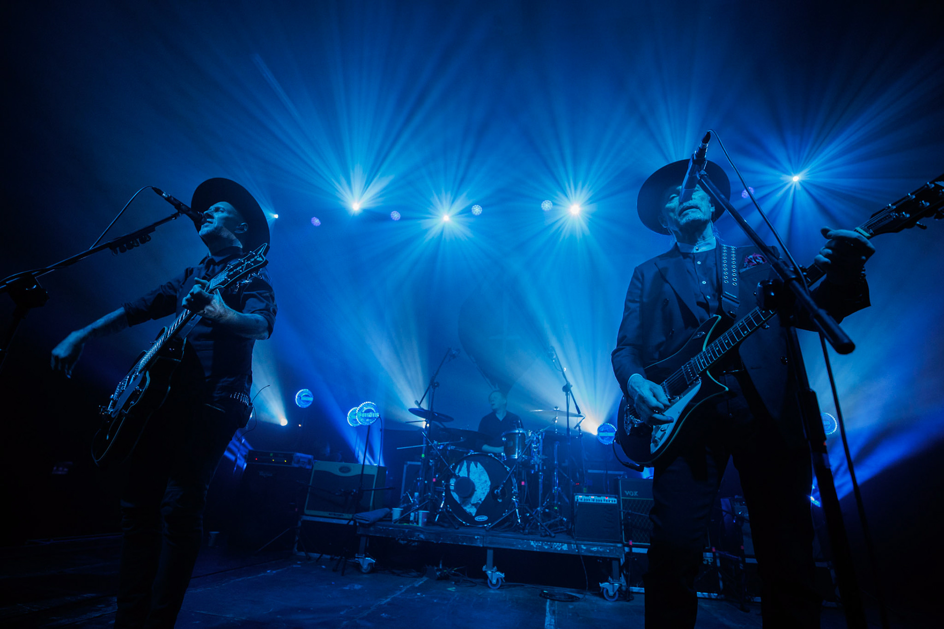 22.01.2022 koncert Me And That Man w Warszawie,Klub Progresja,n/z Adam Nergal Darski - gitara, wokal,n/z John Porter - gitara, wokal,Nergal znany jest z szerokich horyzontow muzycznych. Lider Behemoth nigdy nie kryl swojej sympatii do lzejszej, klimatycznej muzyki, spod znaku country, folku, bluesa. Dowodem jest zespol Me And That Man.Fot. Andrzej Wasilkiewicz/Reporter