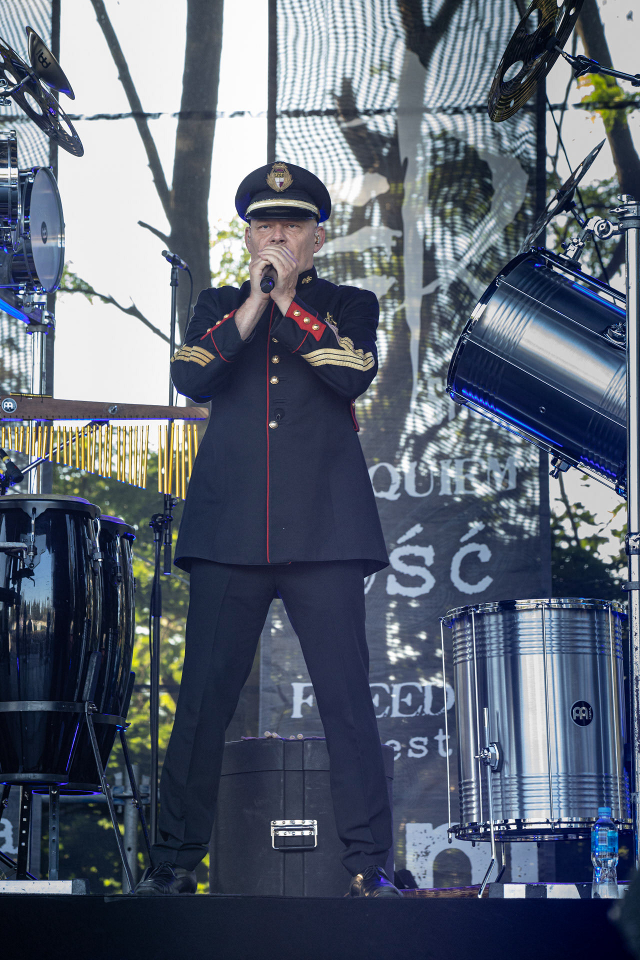 Hunter - postpandemoniczny koncert z okazji XXXV-lecia.Progresja - Gramy do Woli, Warszawa.Arkadiusz „Letki” Letkiewicz – instrumenty perkusyjne.Letnia Scena Progresji.fot. Andrzej Wasilkiewicz/Reporter