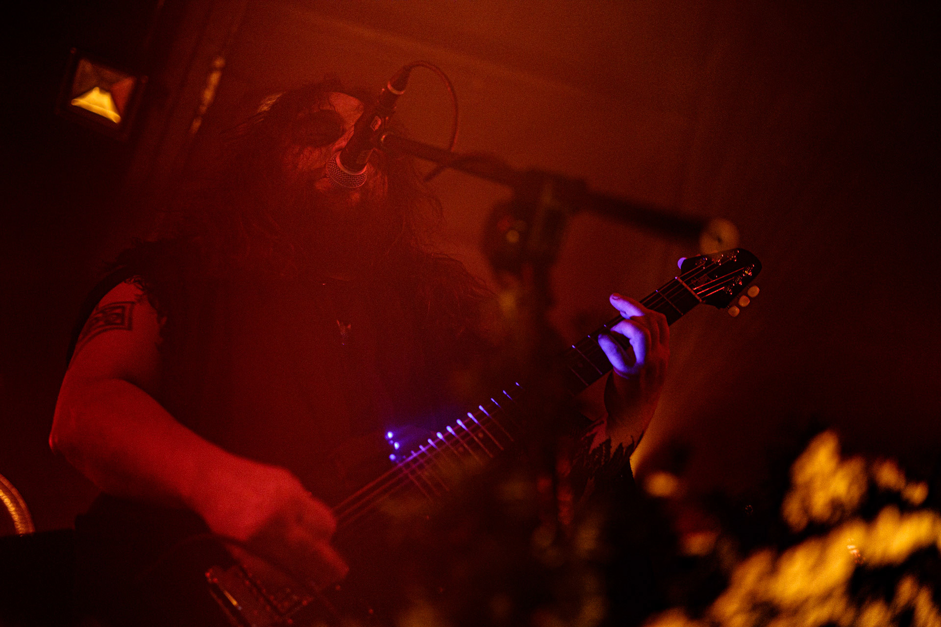 21.10.2022 𝗪𝗢𝗟𝗩𝗘𝗦 𝗜𝗡 𝗧𝗛𝗘 𝗧𝗛𝗥𝗢𝗡𝗘 𝗥𝗢𝗢𝗠 - klimatyczny black metal,  zespół braci Nathana i Aarona Weaverow. Powstal w 2002 roku w Olympia w stanie Waszyngton.  W amerykanskim sercu natury, gor, lasow i jezior, przyroda przeklada sie na atmosfere muzyki WITTR, w ktorej poza blackowymi, jest miejsce na elementy transowe i ambientowe. Wolves In The Throne Room gra bez makijazy, bez kapturow i masek, przy swietle plomieni, co tworzy aure swoistego muzycznego rytualu. Nathan Weaver – guitar, lead vocals,Aaron Weaver – drums, bass, synthesizers,Kody Keyworth – guitar, vocals, Produkcja Knock Out Productions,fot. Andrzej Wasilkiewicz/Reporter