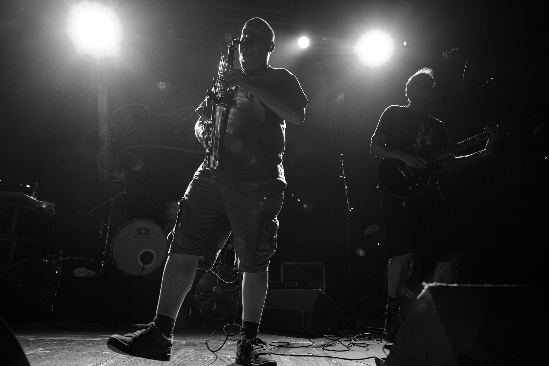 30.11.2021 koncert Dog Eat Dog - USA - hardcore, punkrock, rap, metal, hip hop, reggae, soul, funk,n/z Dave Neabore (bass), n/z John Connor (vocals), n/z Brandon Finley (drums), n/z Roger Hammerli (guitar),n/z Bozez (sax &amp; beer),koncert Warszawa, Progresja 25 lat albumu Play Games -  Dog Eat Dog.fot. Andrzej Wasilkiewicz/Reporter