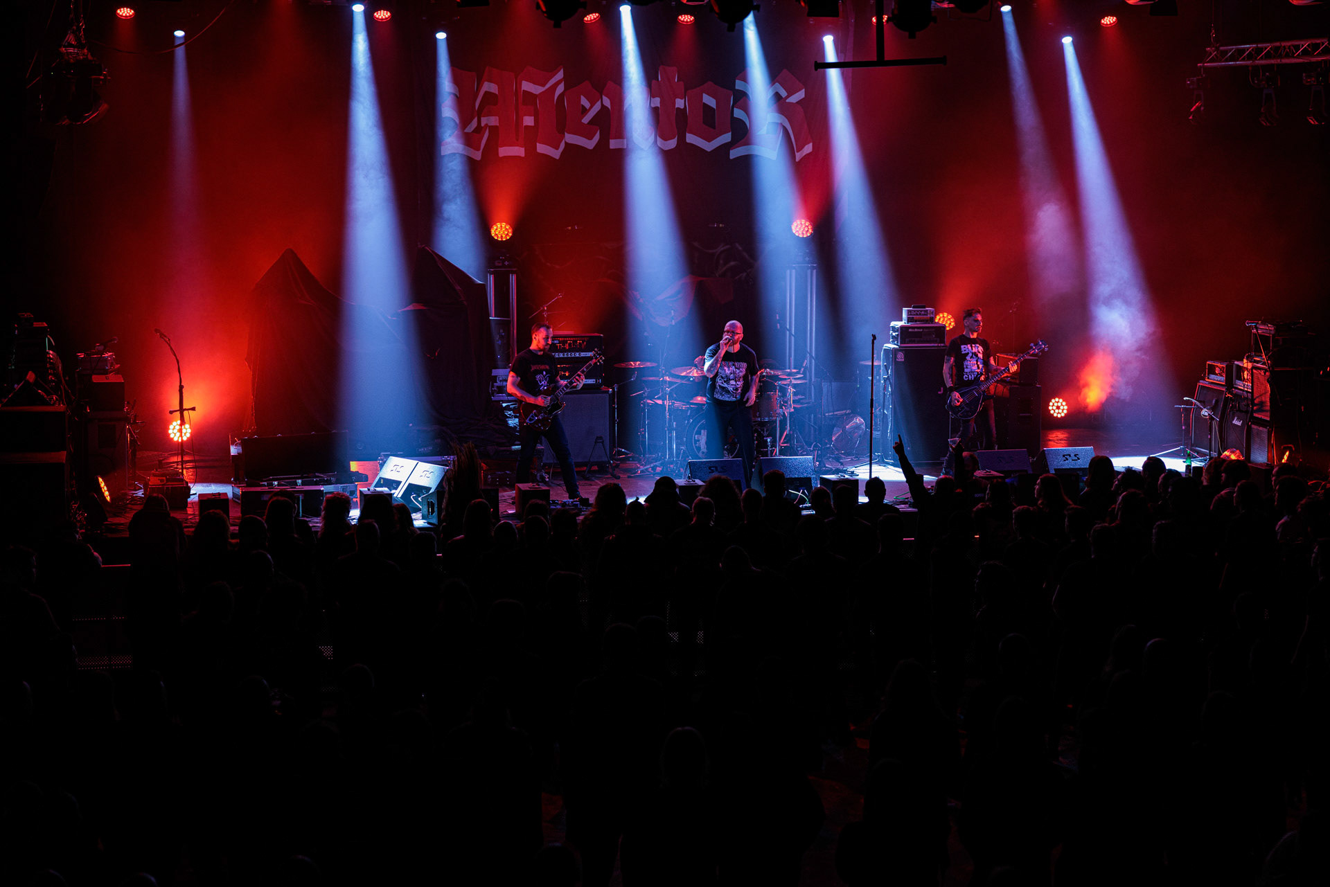 Mentor - na warszawskim koncercie Vader w Progresji, bluzniercza hybryda black metalu i hc punka z Sosnowca,n/z Raum's Chord - Guitarn/z Leviathan's Punch - Drumsn/z Gusion's Drone - Bassn/z King Of Nothing - Vocalsn/z Satan - ManagementLeft Hand Sounds, Knock Out Productions, Massive Music,fot. Andrzej Wasilkiewicz/Reporter